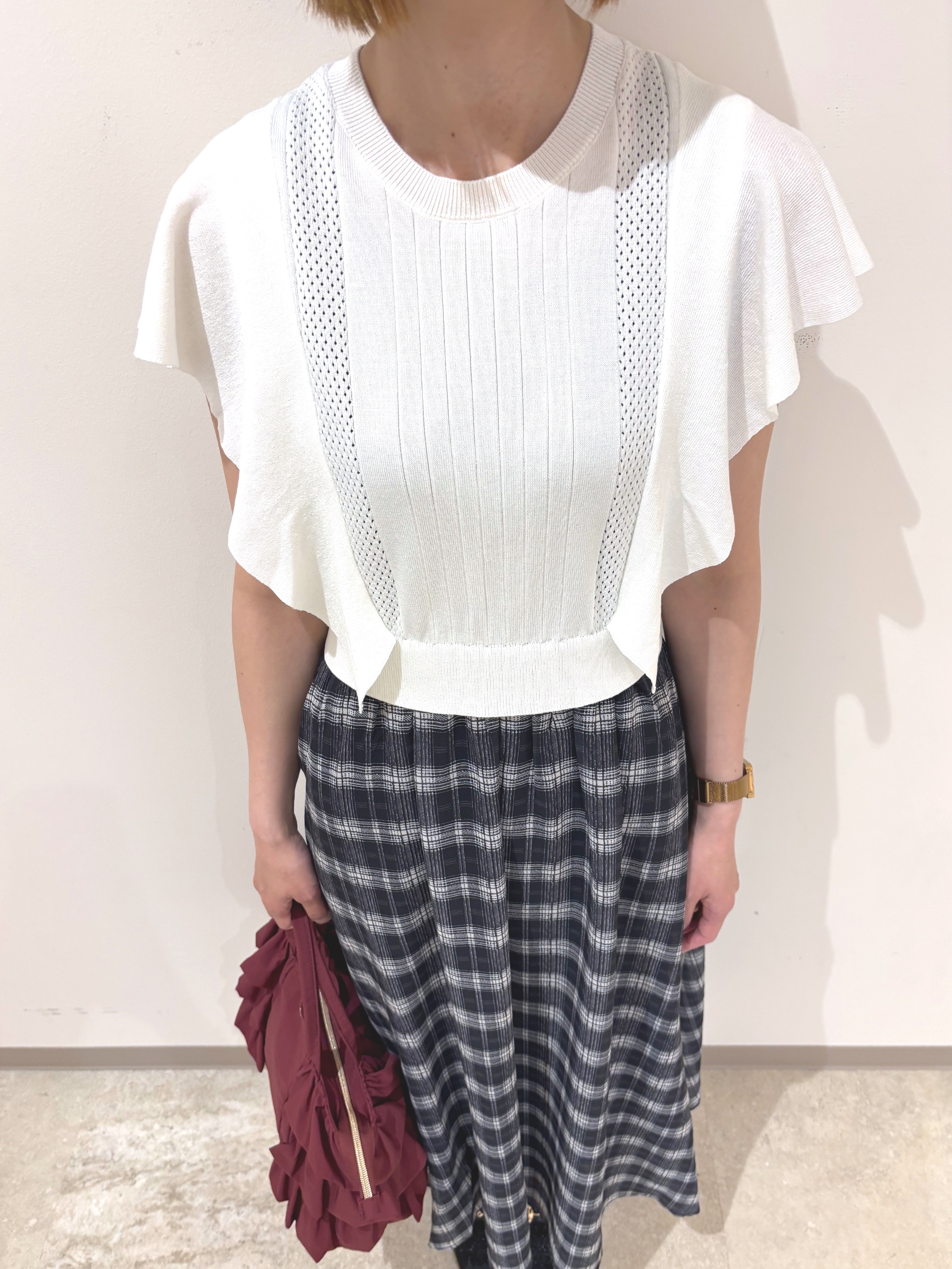 miさんの「grove｜【低身長さんも選べる着丈・洗濯機◎】1枚で華やか 肩フリルニットドッキングワンピース」を使ったコーディネート
