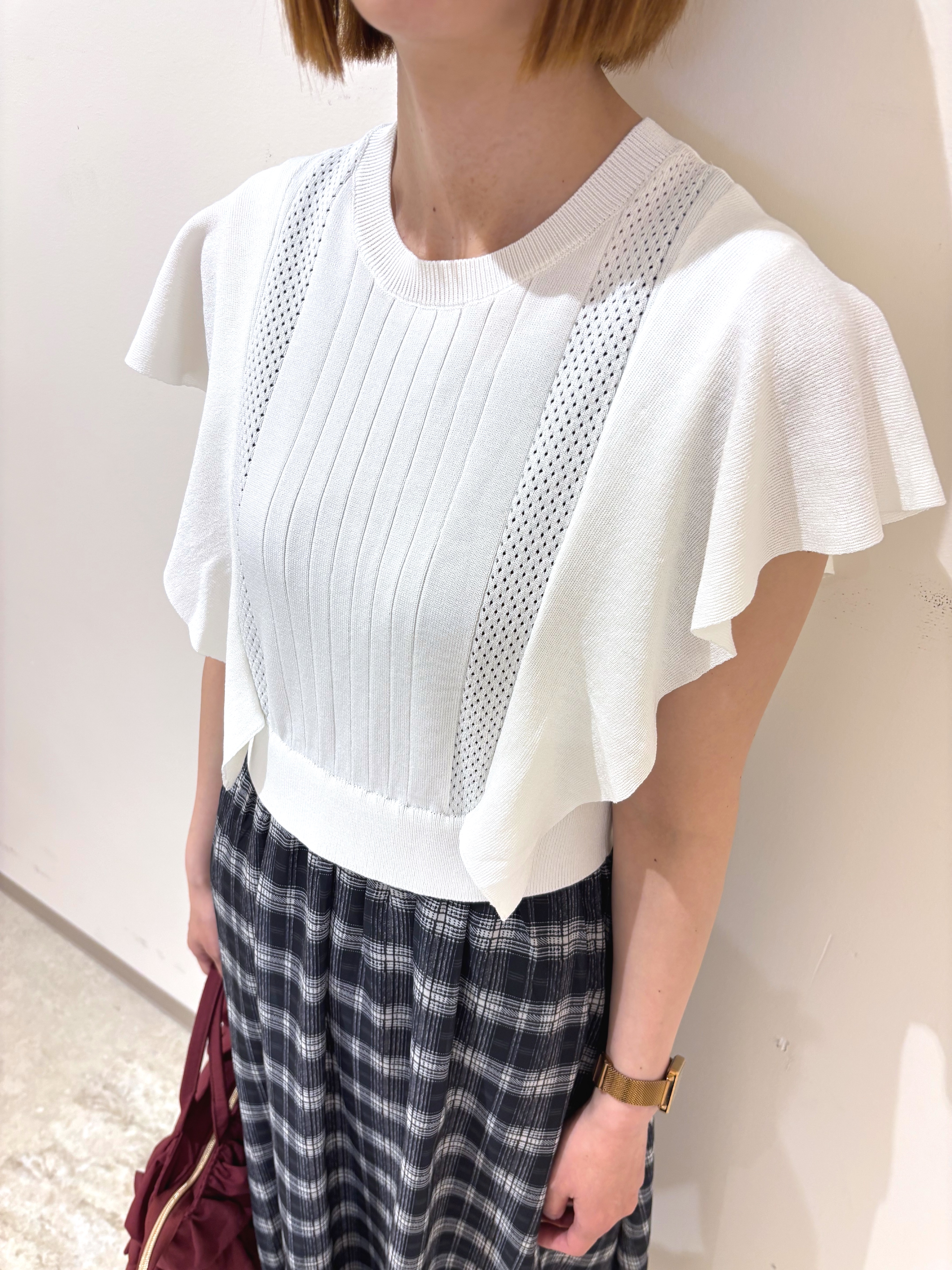 miさんの「grove｜【低身長さんも選べる着丈・洗濯機◎】1枚で華やか 肩フリルニットドッキングワンピース」を使ったコーディネート