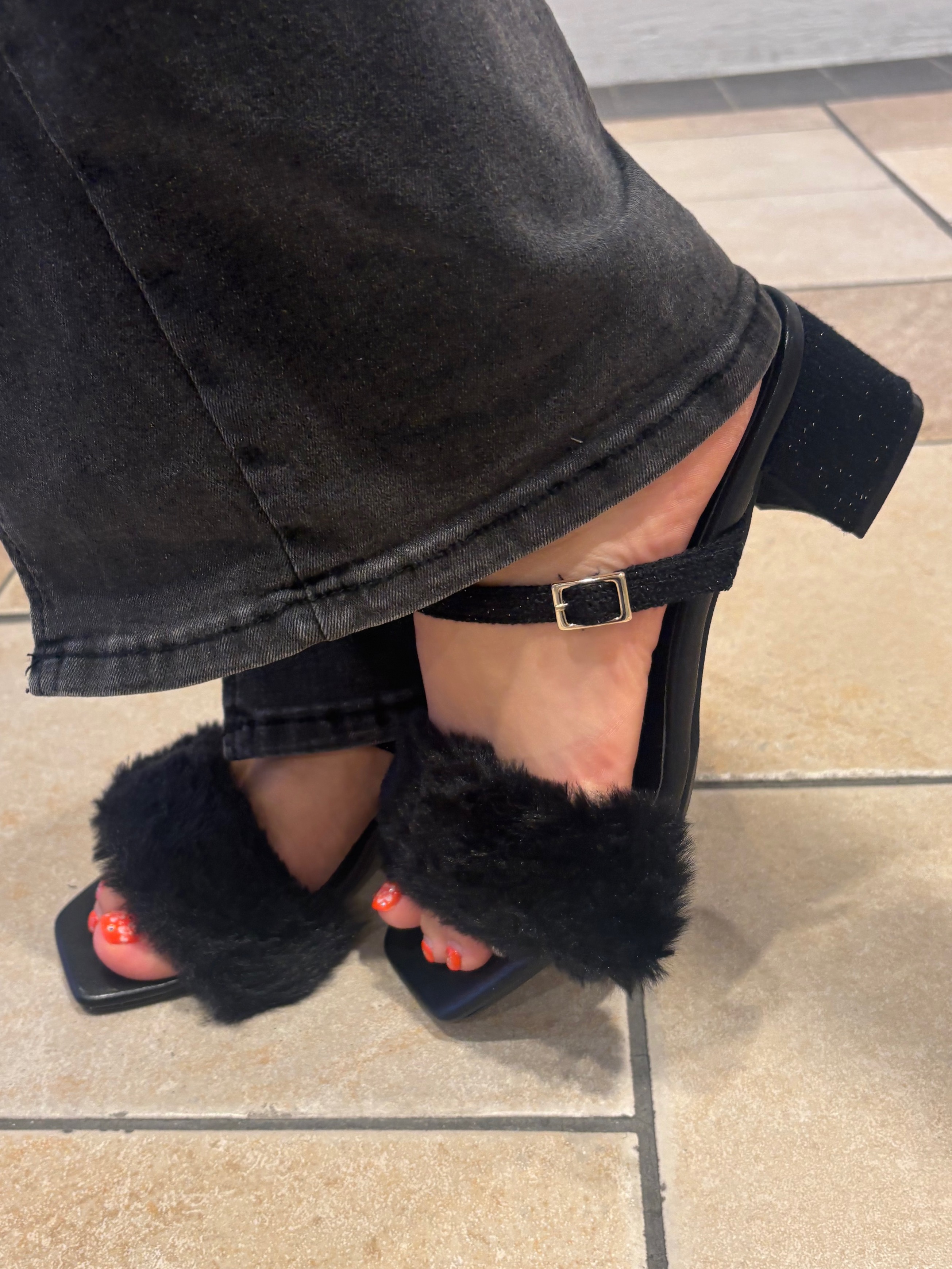 ゆずはさんの「ESPERANZA｜【Fur Collection】フェイクファー付き2WAYミュールサンダル」を使ったコーディネート