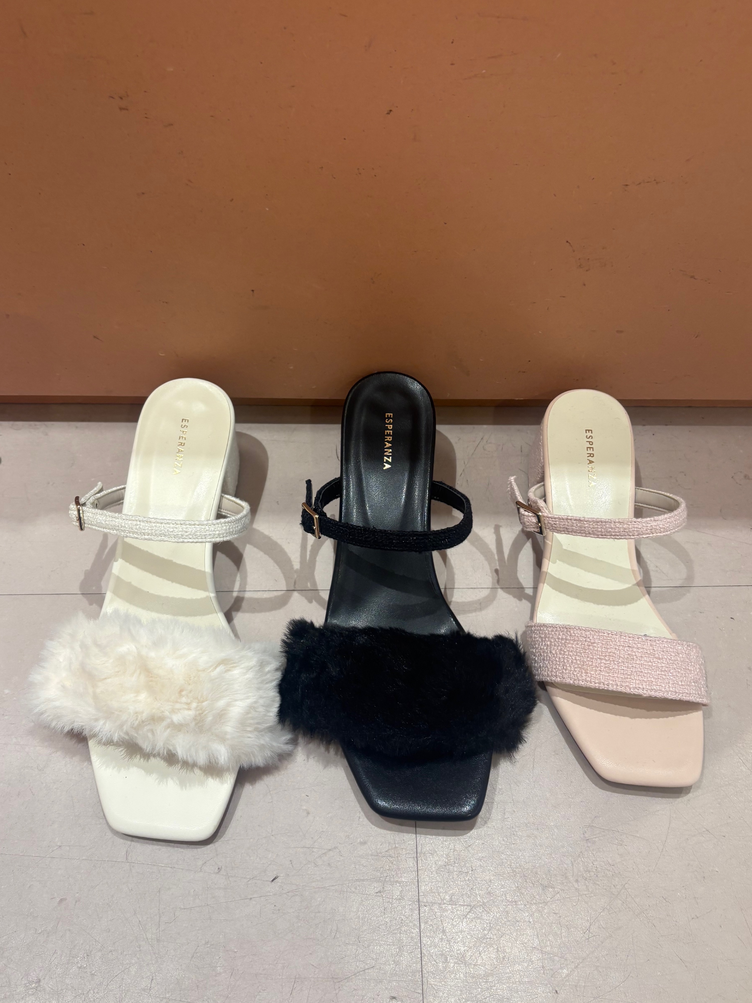 ゆずはさんの「ESPERANZA｜【Fur Collection】フェイクファー付き2WAYミュールサンダル」を使ったコーディネート
