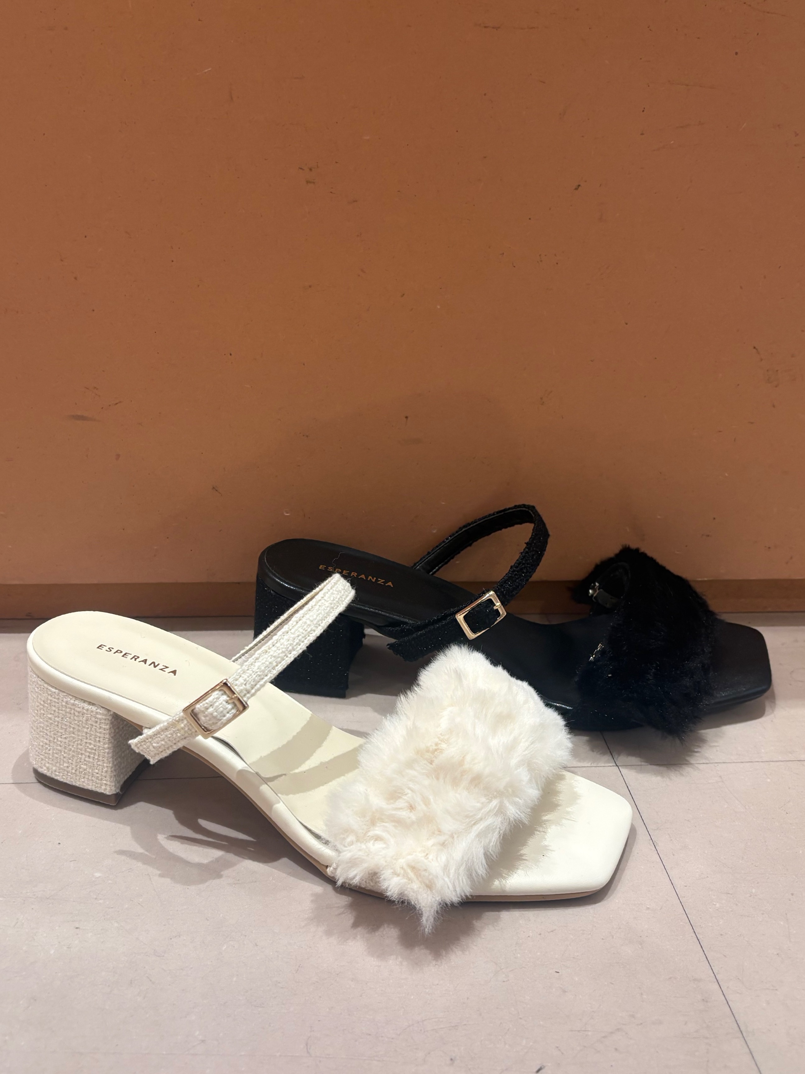 ゆずはさんの「ESPERANZA｜【Fur Collection】フェイクファー付き2WAYミュールサンダル」を使ったコーディネート
