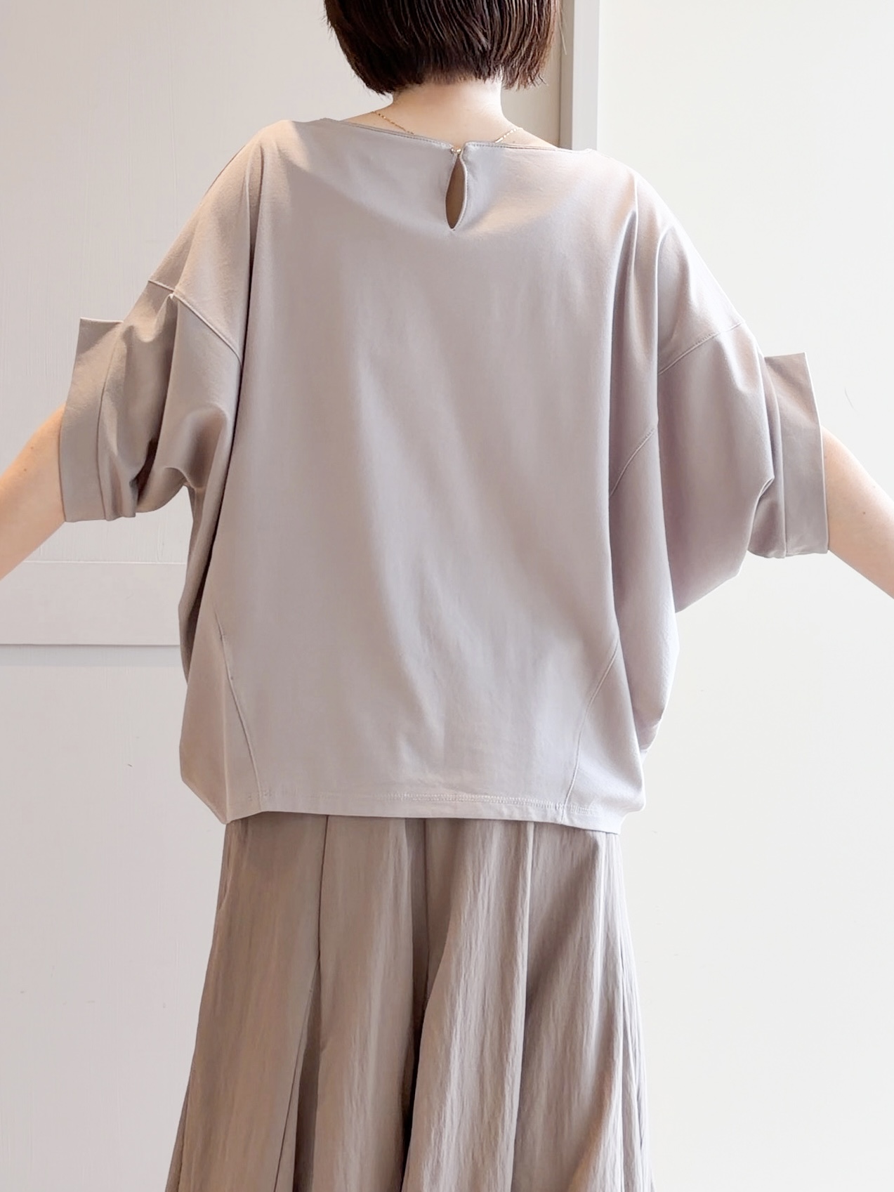 yamakoさんの「grove｜【持続冷感・体型カバー】サテンパイピングドルマンカットソー」を使ったコーディネート