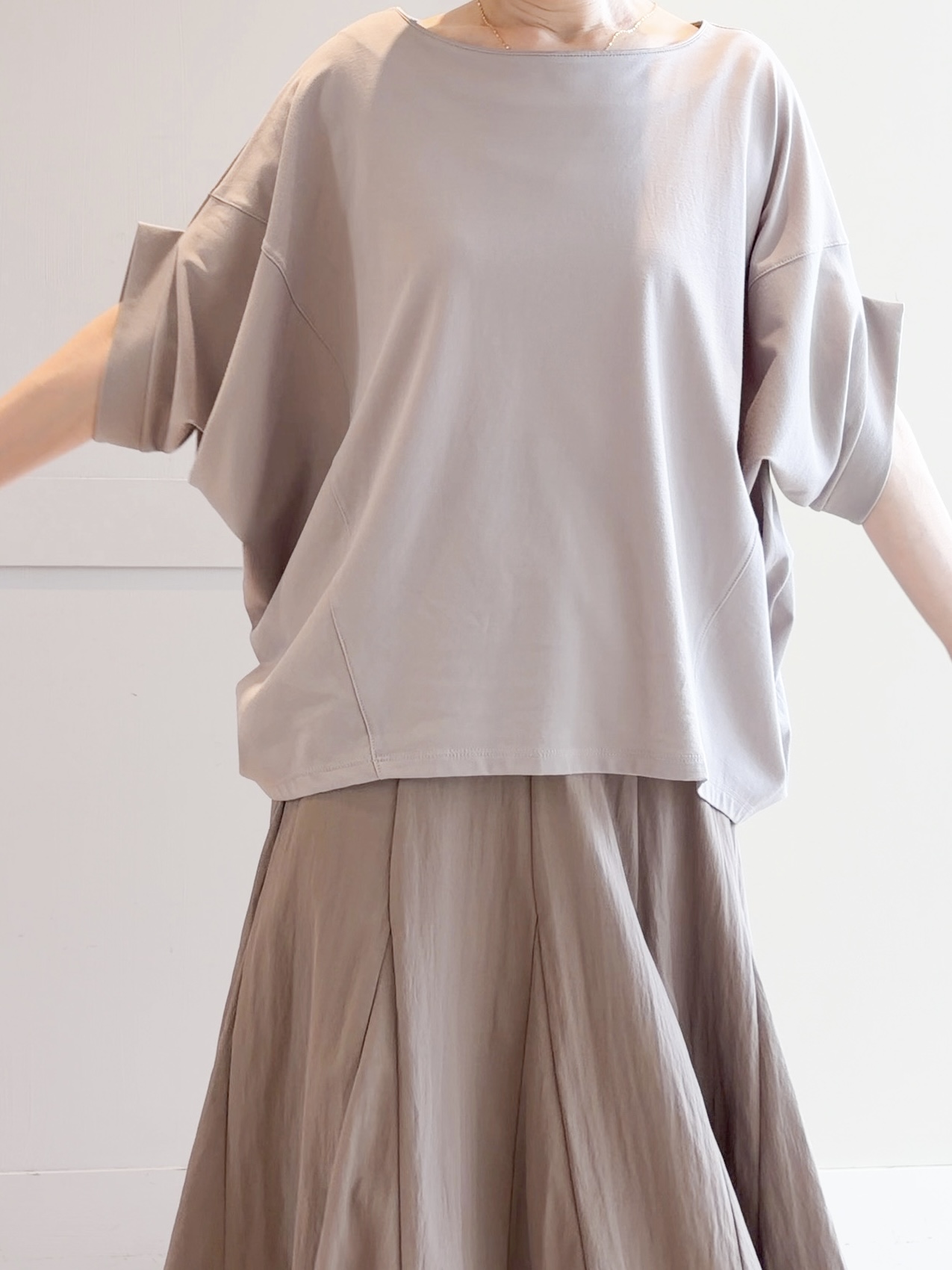 yamakoさんの「grove｜【持続冷感・体型カバー】サテンパイピングドルマンカットソー」を使ったコーディネート