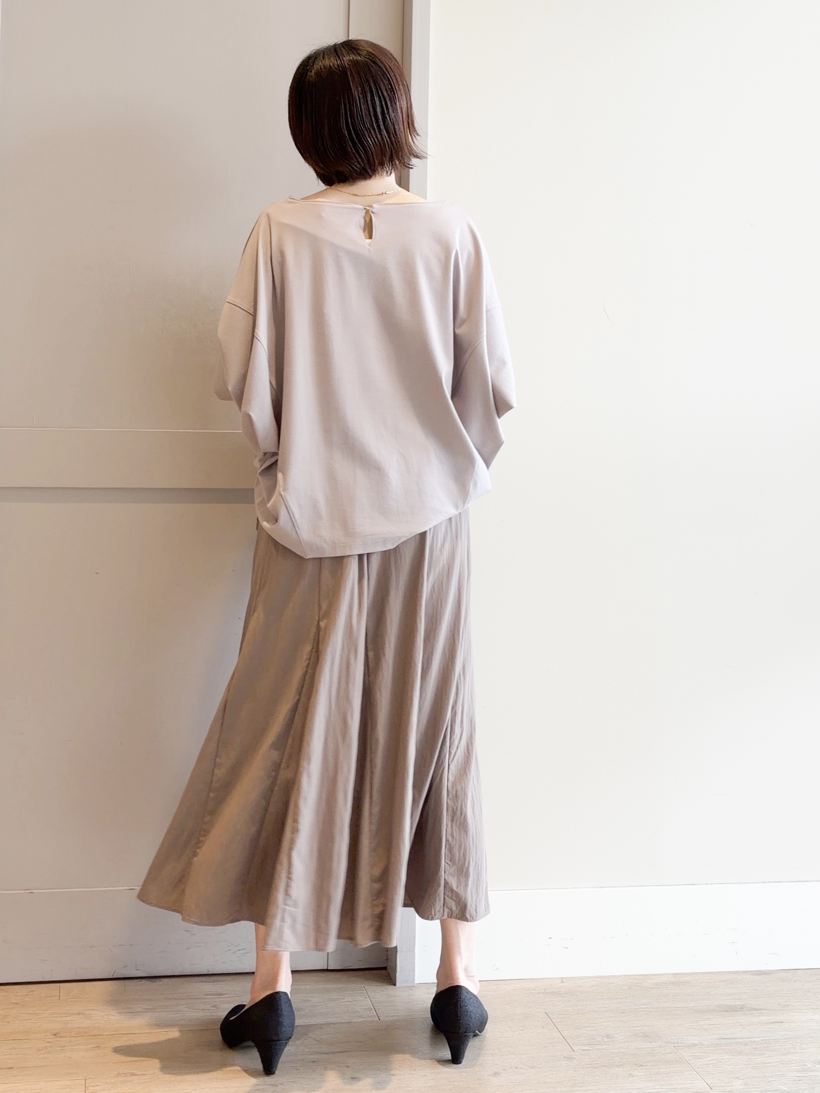 yamakoさんの「grove｜【持続冷感・体型カバー】サテンパイピングドルマンカットソー」を使ったコーディネート