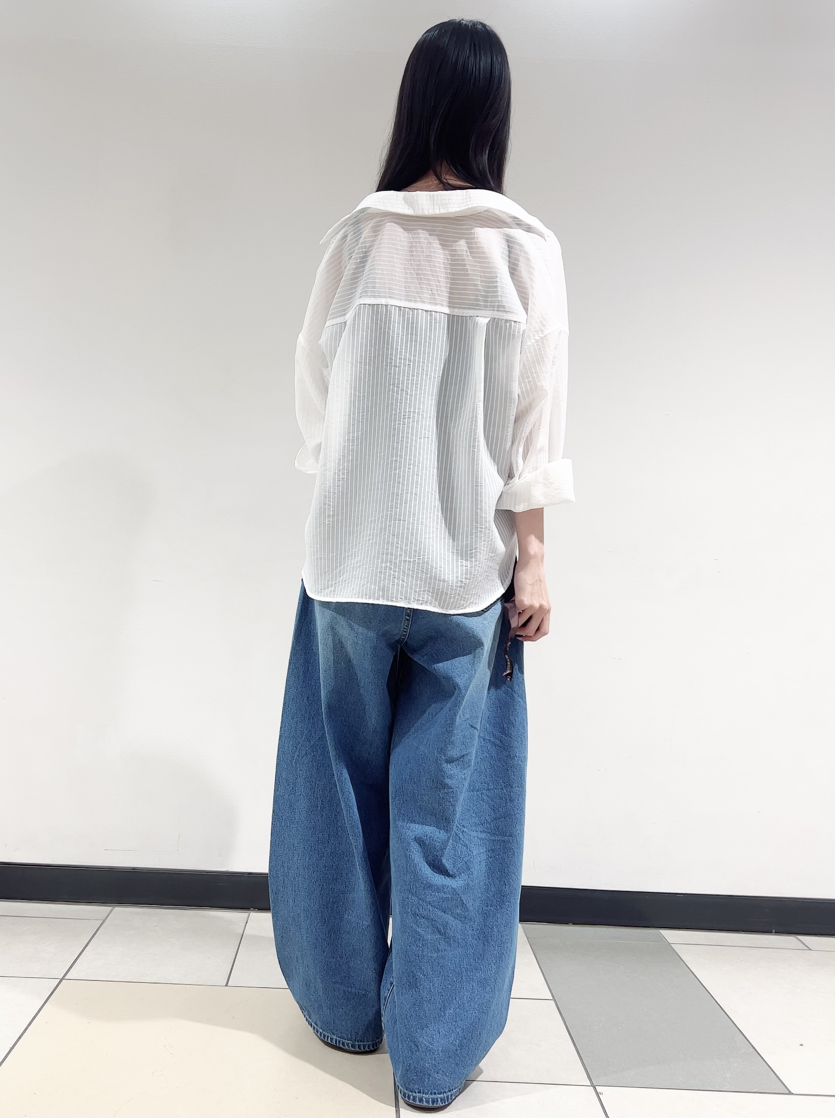 ミナミさんの「DRESSTERIOR｜シアーストライプクロップドシャツ」を使ったコーディネート