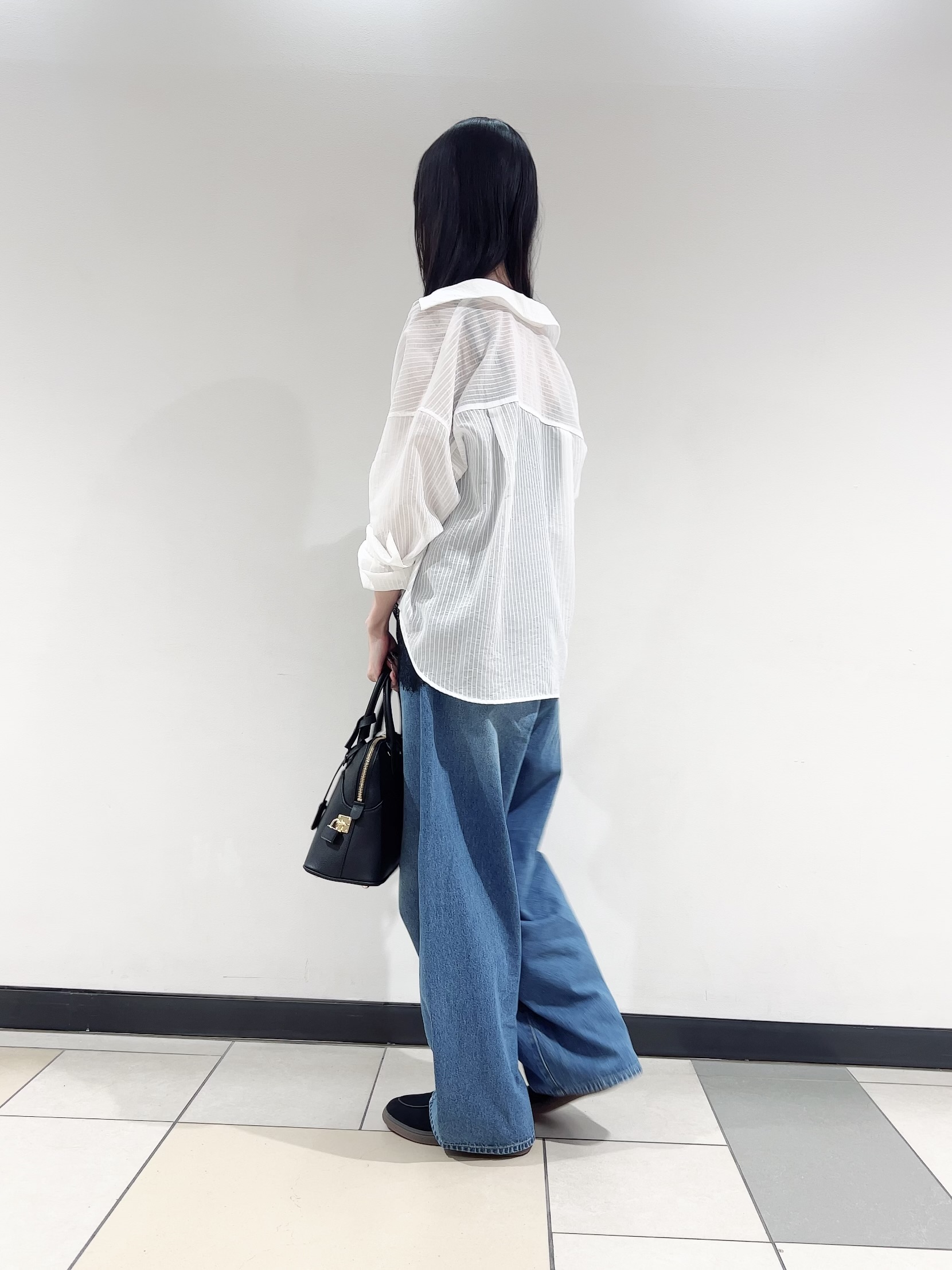 ミナミさんの「DRESSTERIOR｜シアーストライプクロップドシャツ」を使ったコーディネート