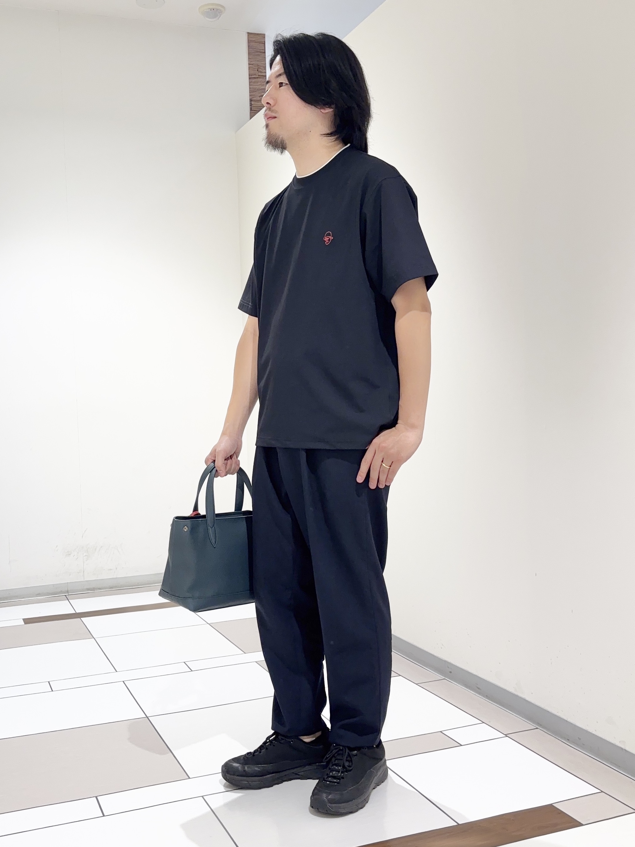 及川さんの「TAKEO KIKUCHI｜【汗染み軽減/接触冷感】フェイクレイヤード ワンポイント刺繍Ｔシャツ」を使ったコーディネート