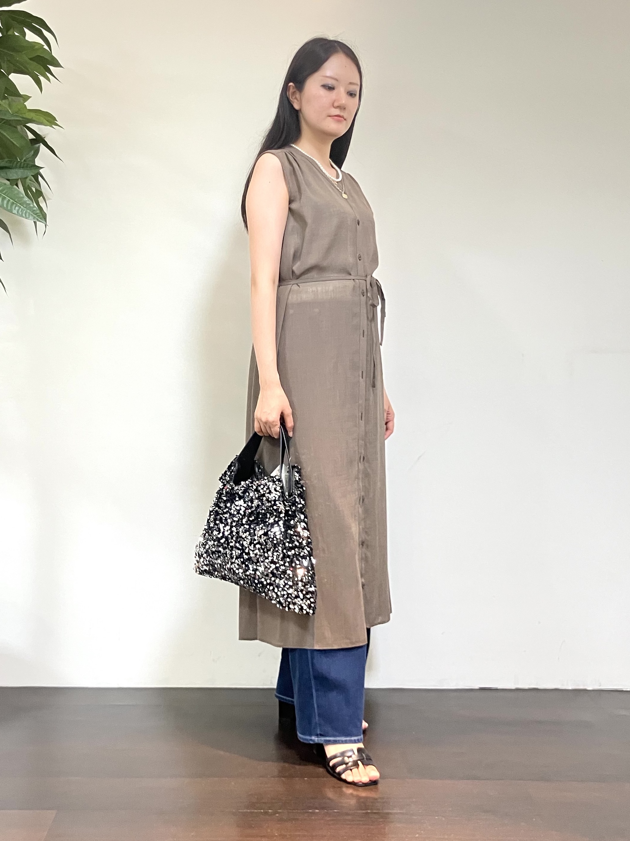 カレンさんの「UNTITLED｜【通気性/前開きボタン】シアーVネックワンピース」を使ったコーディネート