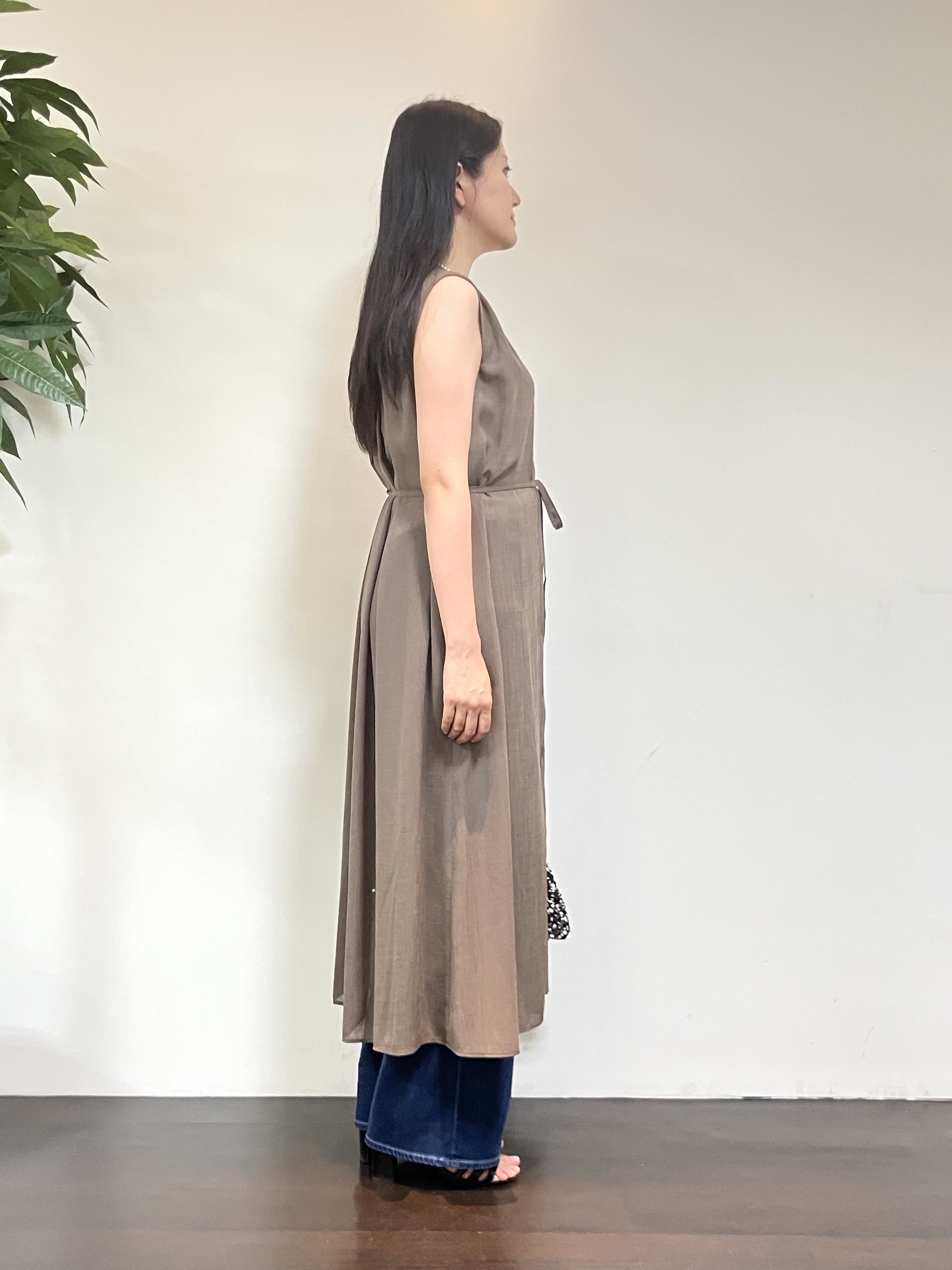 カレンさんの「UNTITLED｜【通気性/前開きボタン】シアーVネックワンピース」を使ったコーディネート