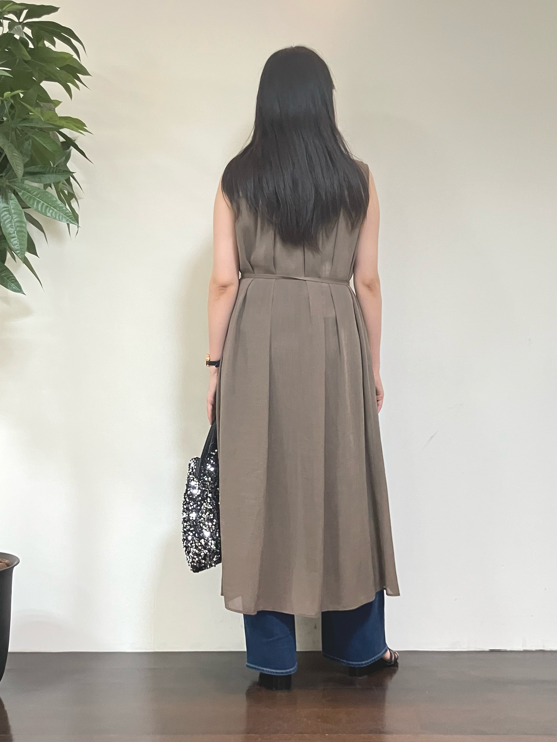 カレンさんの「UNTITLED｜【通気性/前開きボタン】シアーVネックワンピース」を使ったコーディネート