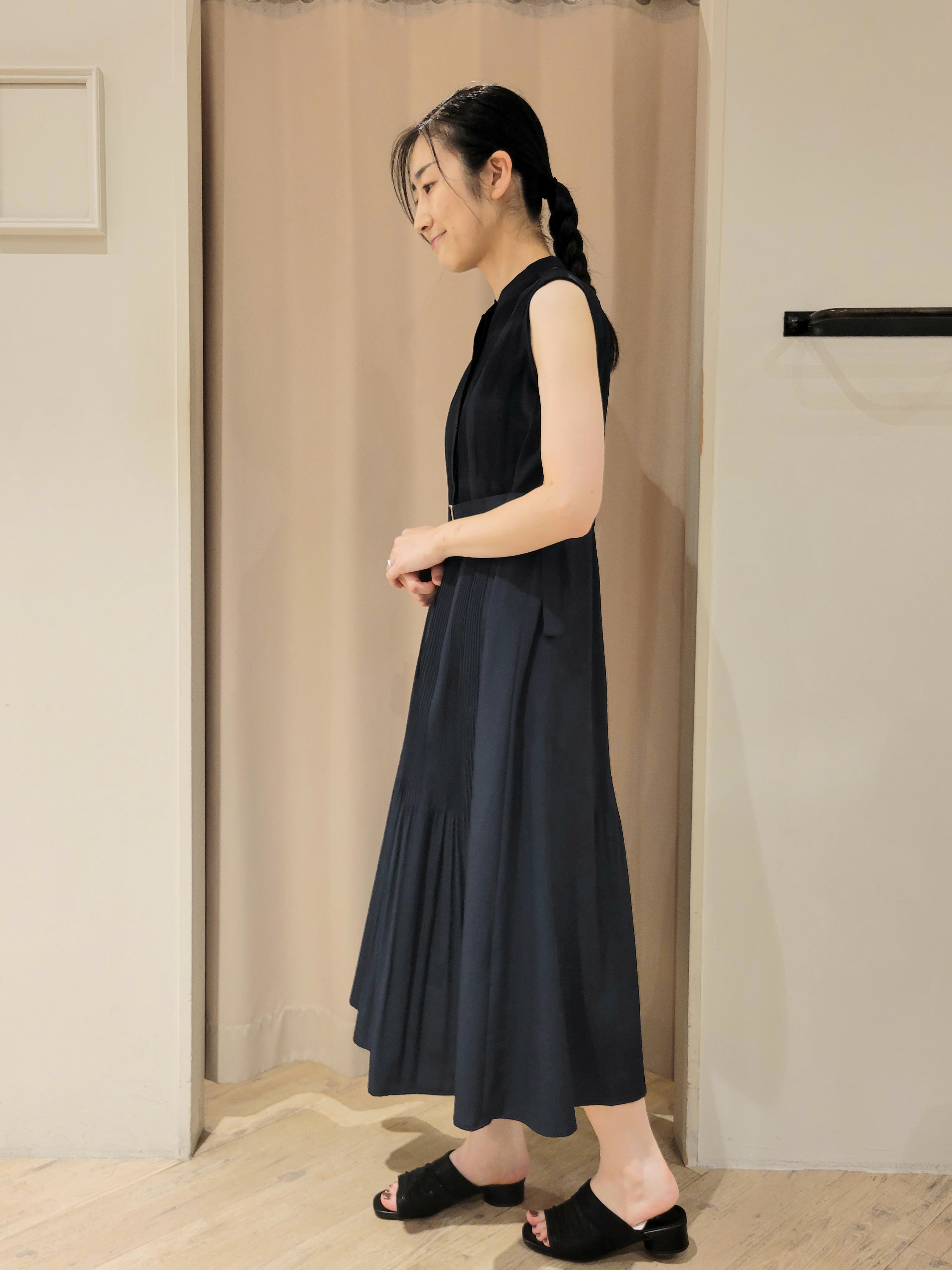 いそさんの「grove｜【低身長さんも選べる着丈・洗濯機◎】プリーツベルトワンピース」を使ったコーディネート
