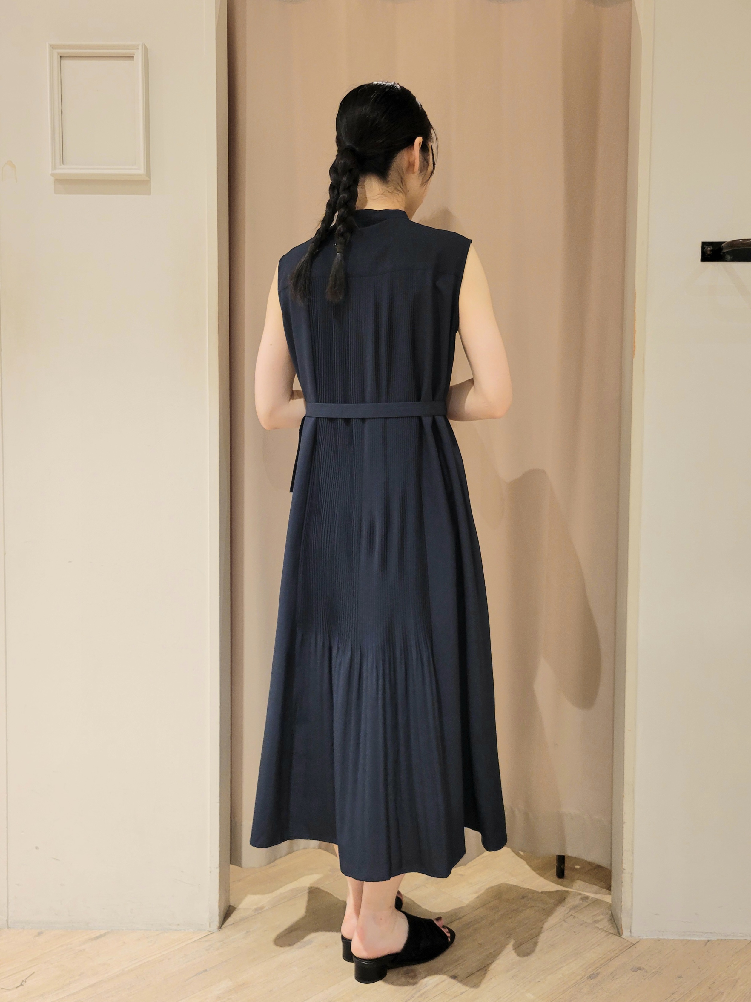 いそさんの「grove｜【低身長さんも選べる着丈・洗濯機◎】プリーツベルトワンピース」を使ったコーディネート
