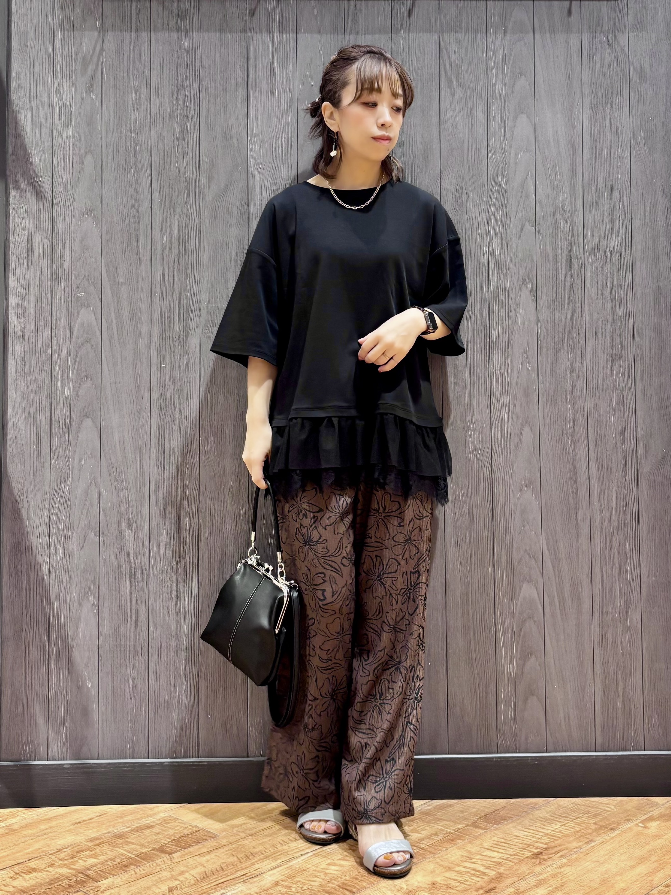 meiさんの「SHOO･LA･RUE｜【ひんやり/UV/抗菌防臭/S-LL】1枚でサマ見え 裾レースTシャツ」を使ったコーディネート