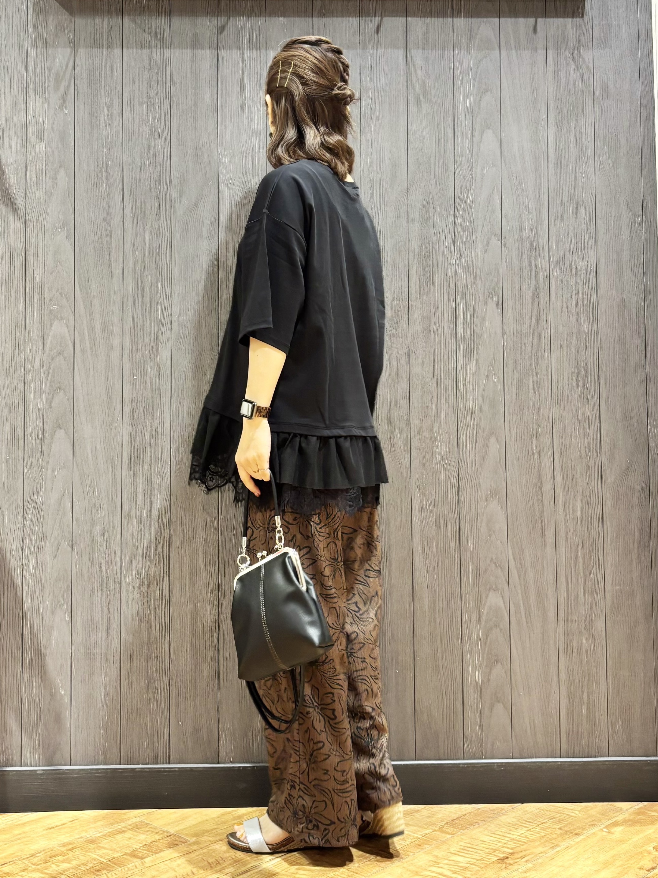 meiさんの「SHOO･LA･RUE｜【ひんやり/UV/抗菌防臭/S-LL】1枚でサマ見え 裾レースTシャツ」を使ったコーディネート