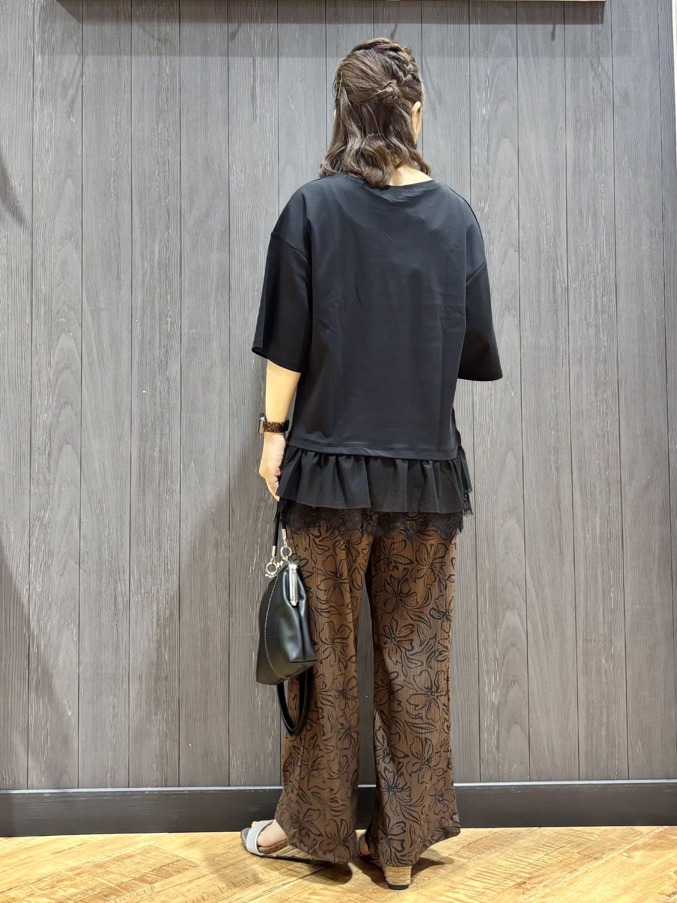 meiさんの「SHOO･LA･RUE｜【ひんやり/UV/抗菌防臭/S-LL】1枚でサマ見え 裾レースTシャツ」を使ったコーディネート