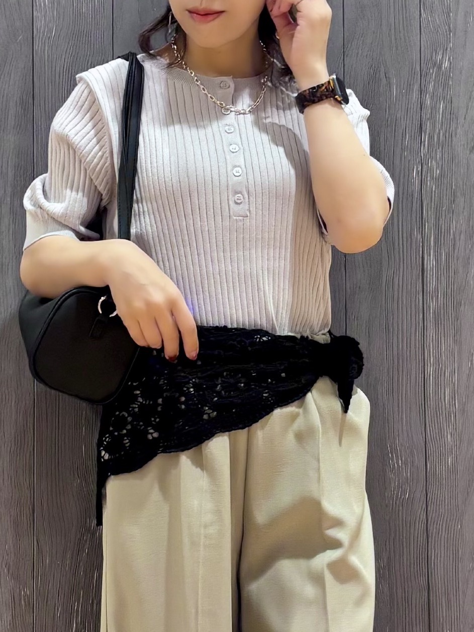 meiさんの「SHOO･LA･RUE｜【S-LL】抜け感ある着こなしに ヘンリーネック リブニット」を使ったコーディネート