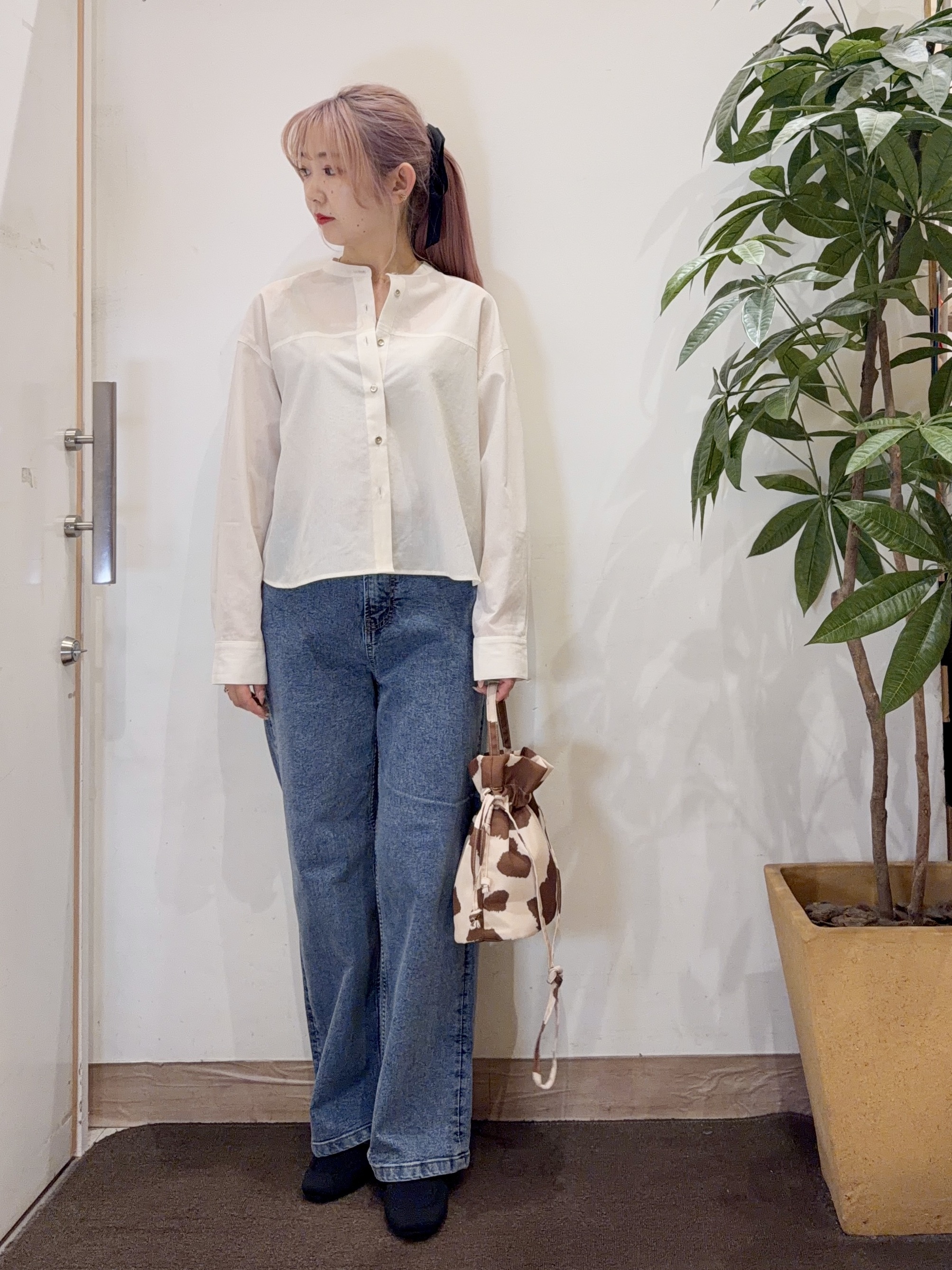 AYUMIさんの「SHOO･LA･RUE｜【通気性〇/S-LL/洗濯機可】さらりと心地よい。ノーカラーシャツ」を使ったコーディネート