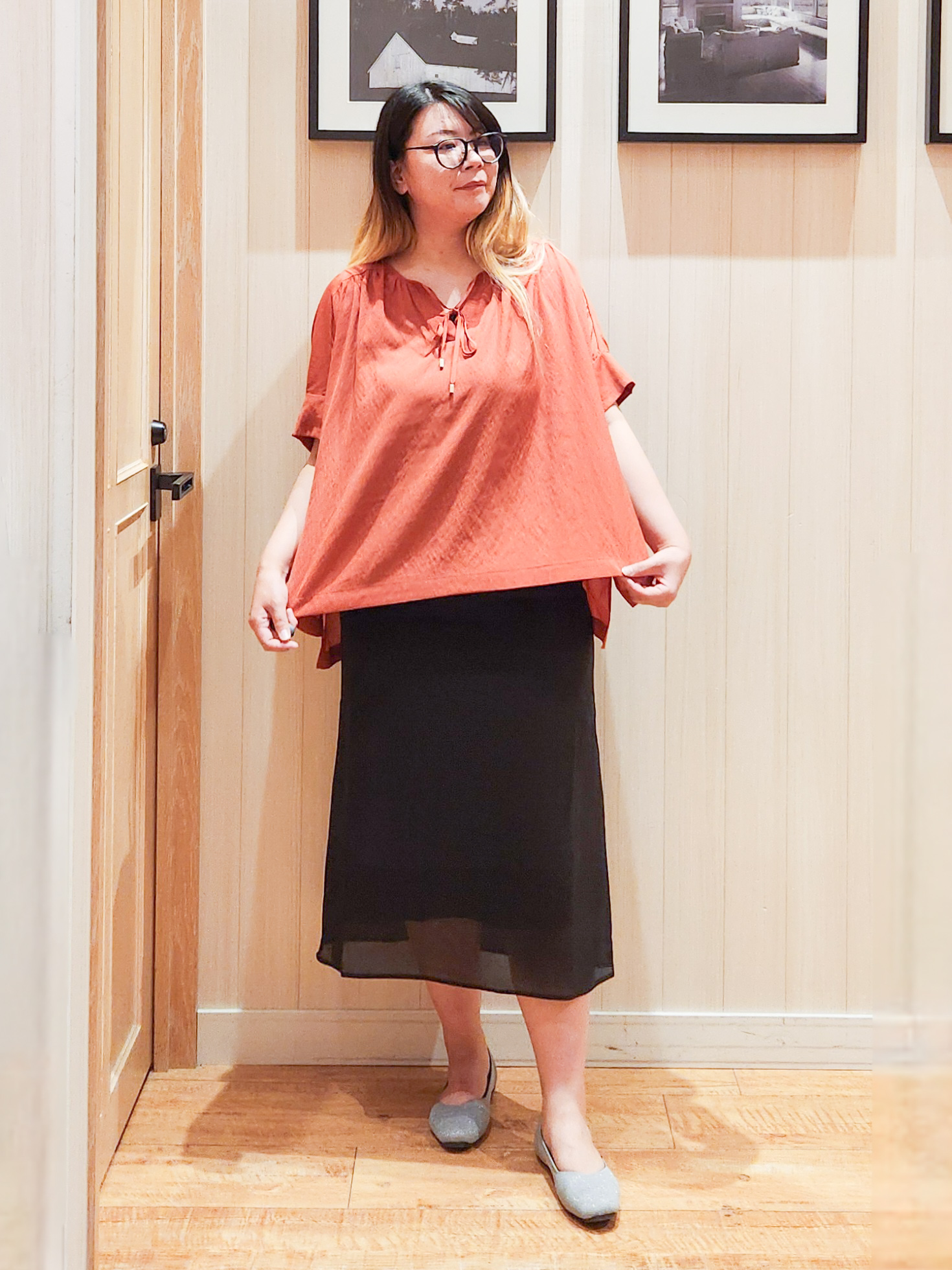 れーやんさんの「SHOO･LA･RUE｜【2点セット/洗濯機可/インしないで着られる】大人の抜け感 リボン付きポンチョ風ブラウス＆タンクトッ」を使ったコーディネート