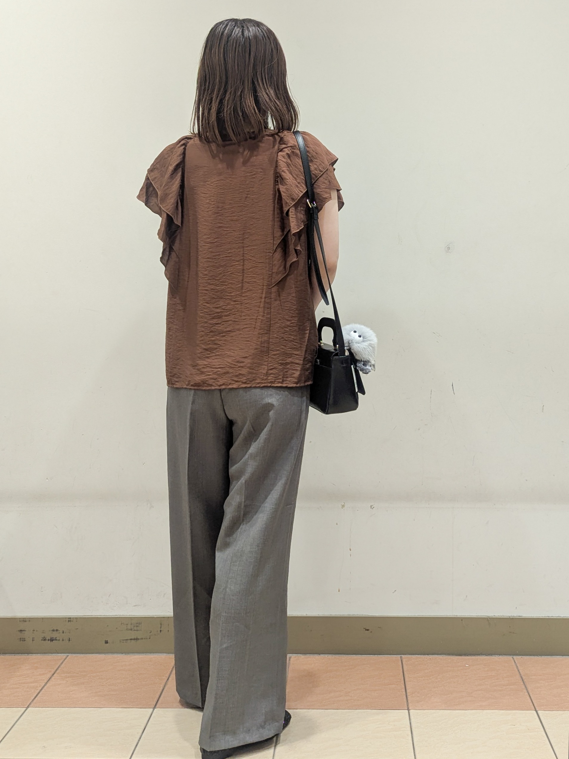 Miさんの「OPAQUE.CLIP｜フリルVネックブラウス【洗濯機OK】」を使ったコーディネート