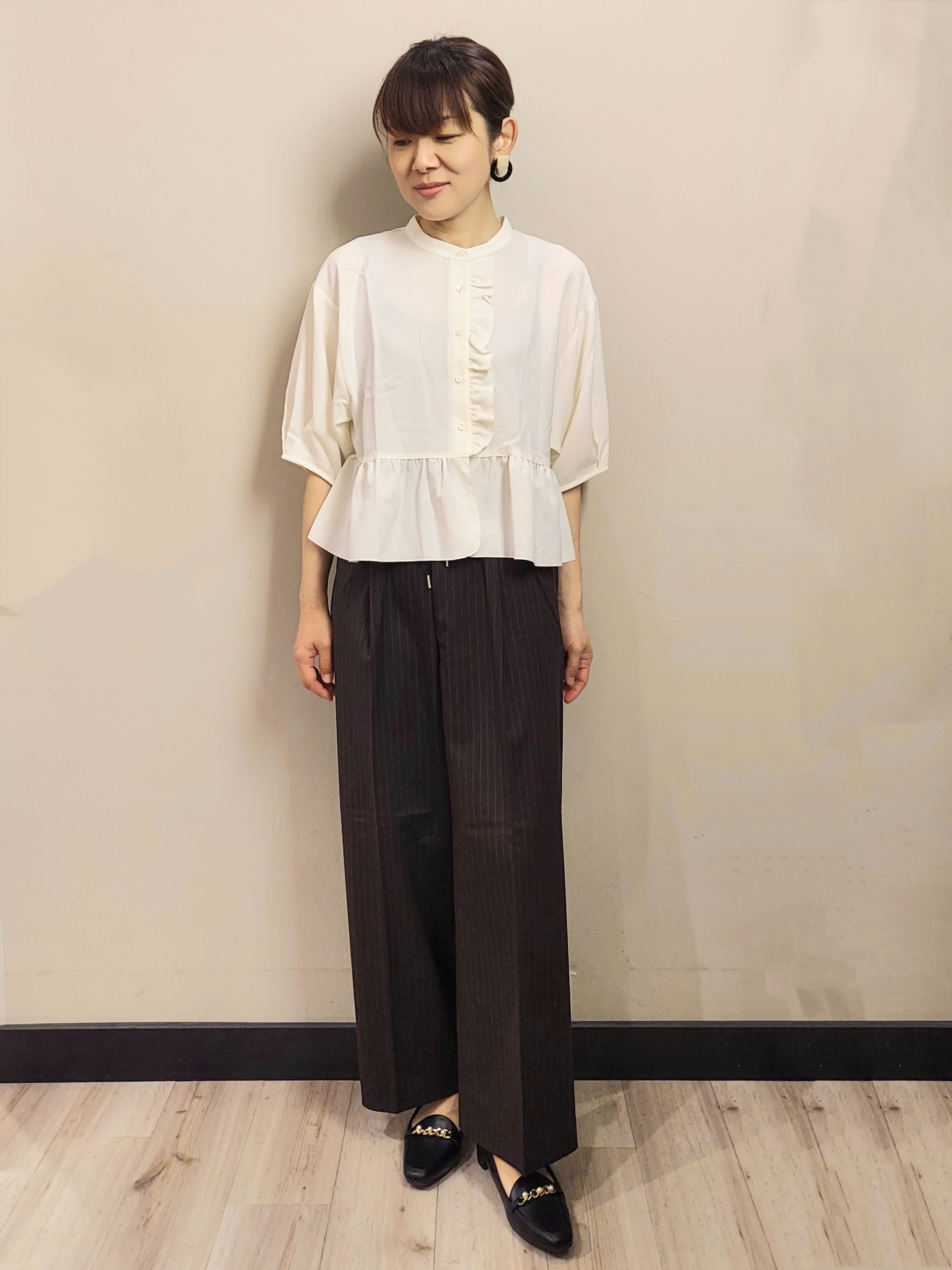 MAKIさんの「index｜【UV／接触冷感／吸水速乾】フリルペプラムブラウス《防シワ／洗濯機OK》」を使ったコーディネート
