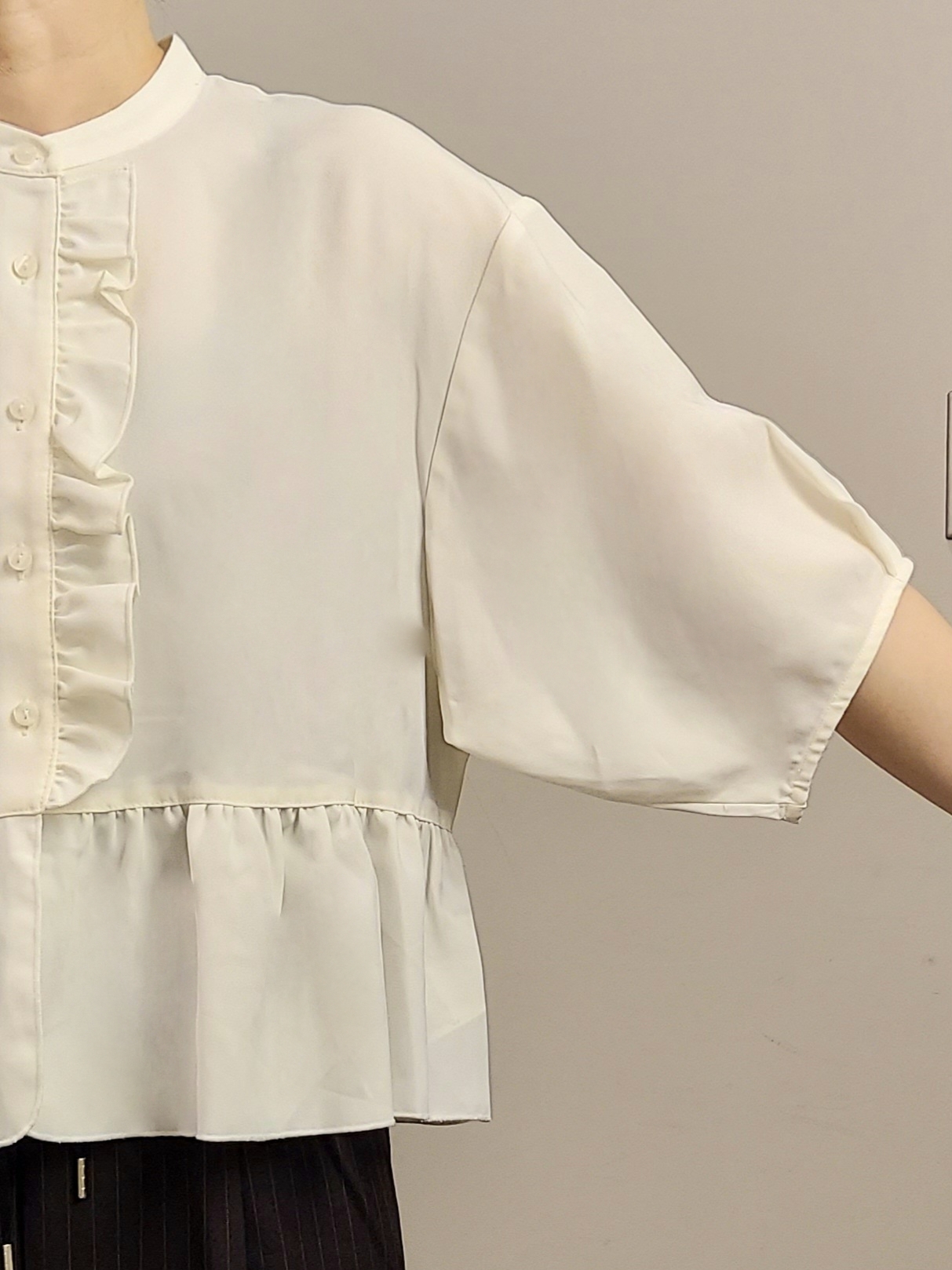 MAKIさんの「index｜【UV／接触冷感／吸水速乾】フリルペプラムブラウス《防シワ／洗濯機OK》」を使ったコーディネート