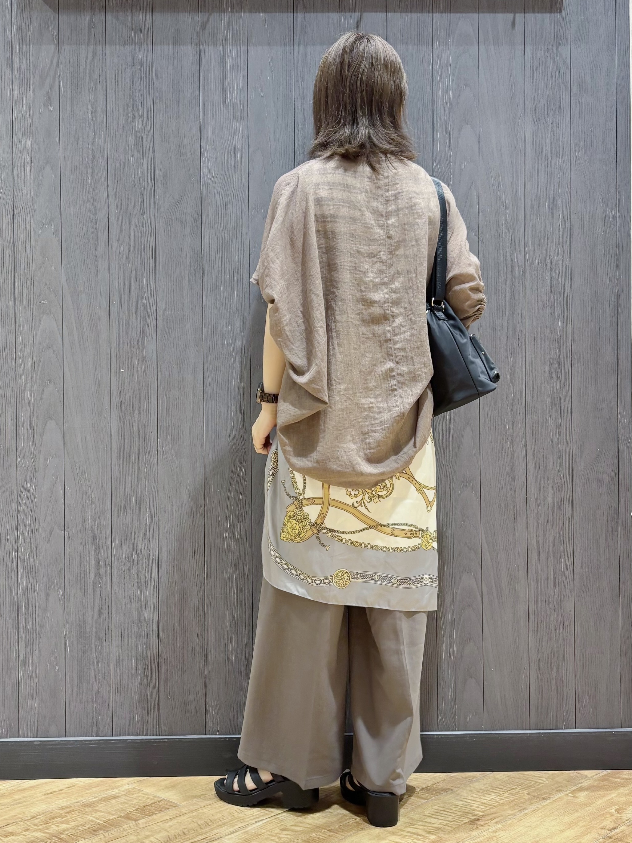 meiさんの「SHOO･LA･RUE｜【体型カバー】バルーン風ゆるシャツブラウス」を使ったコーディネート