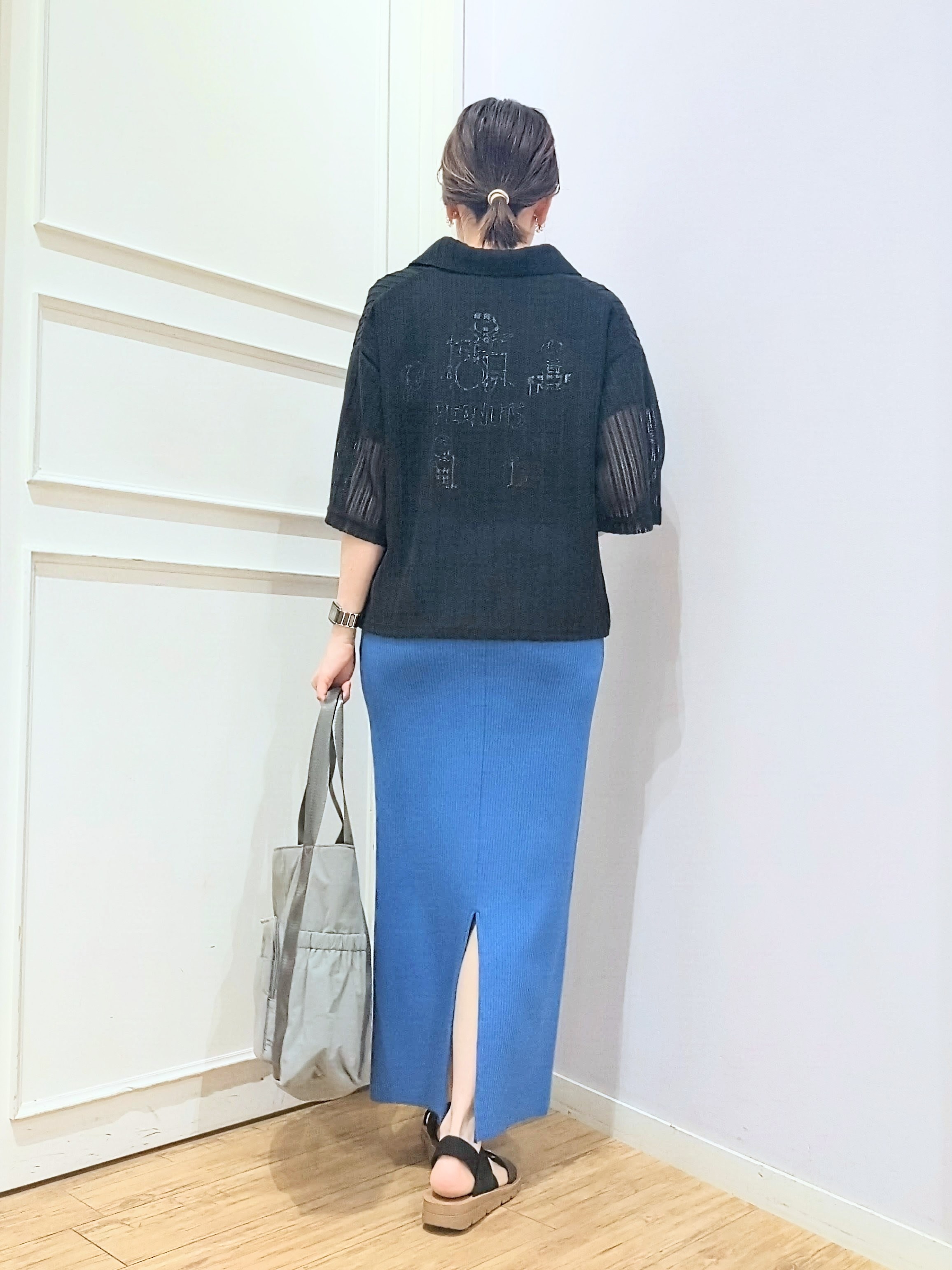 miomioさんの「SHOO･LA･RUE｜【洗濯機可/S-LL】軽やかで涼しげな 透かしレース風前開きシャツ」を使ったコーディネート