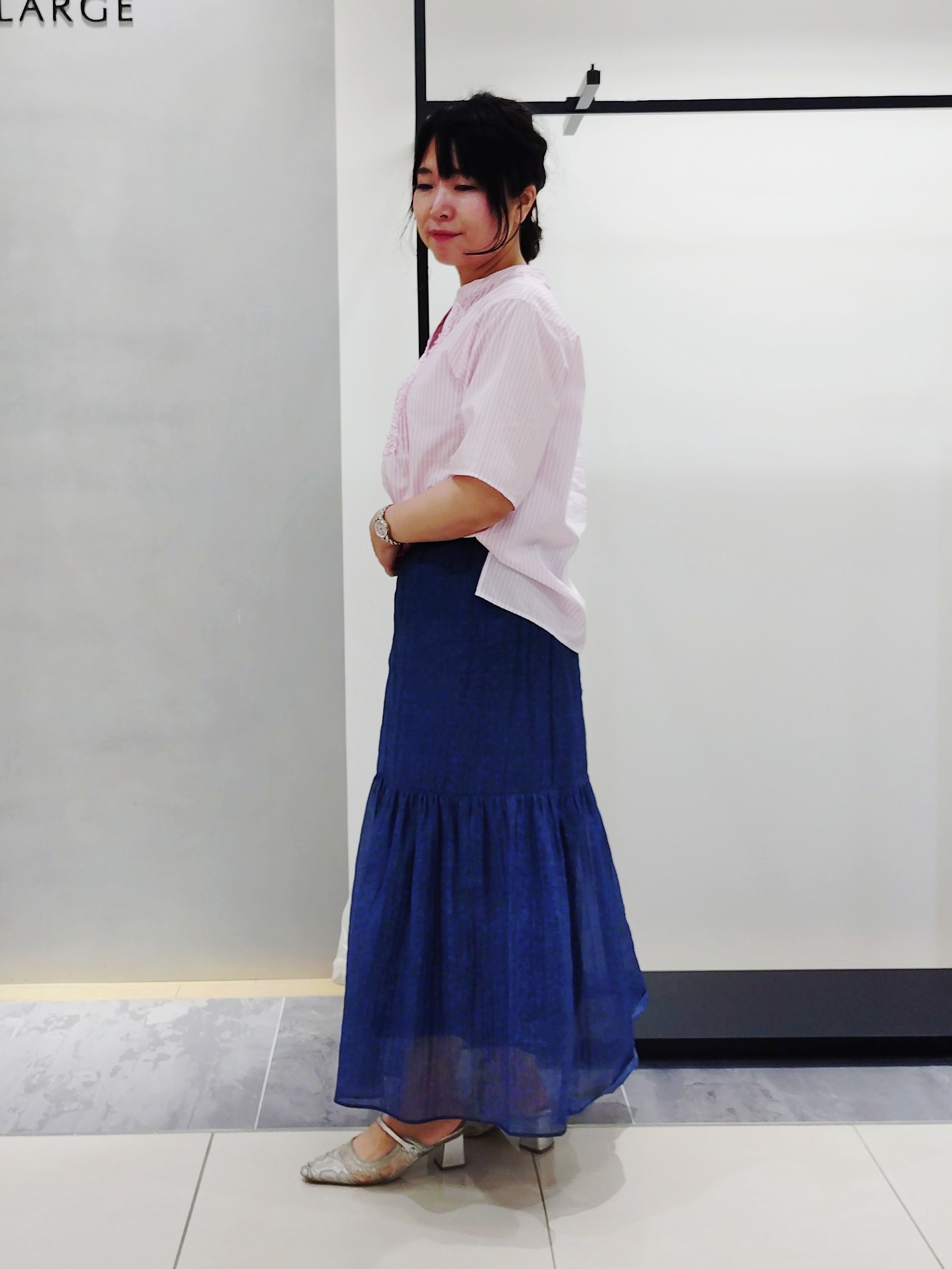 TOMOMIさんの「INDIVI｜【洗える／きれいめ】デニム風シアーティアードスカート」を使ったコーディネート