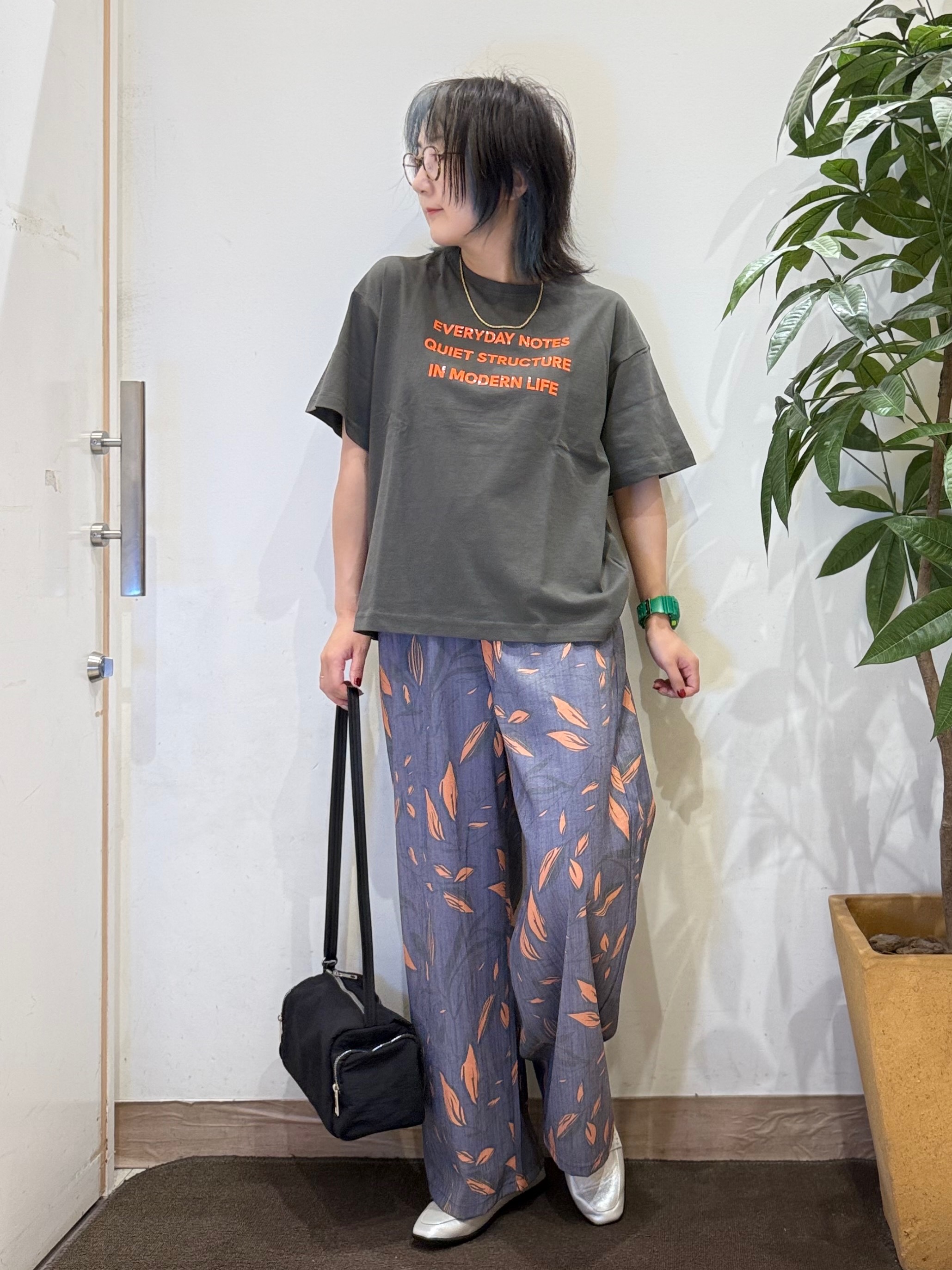 misakiさんの「SHOO･LA･RUE｜【S-LL】大人っぽく着られる ジェルロゴプリントTシャツ」を使ったコーディネート