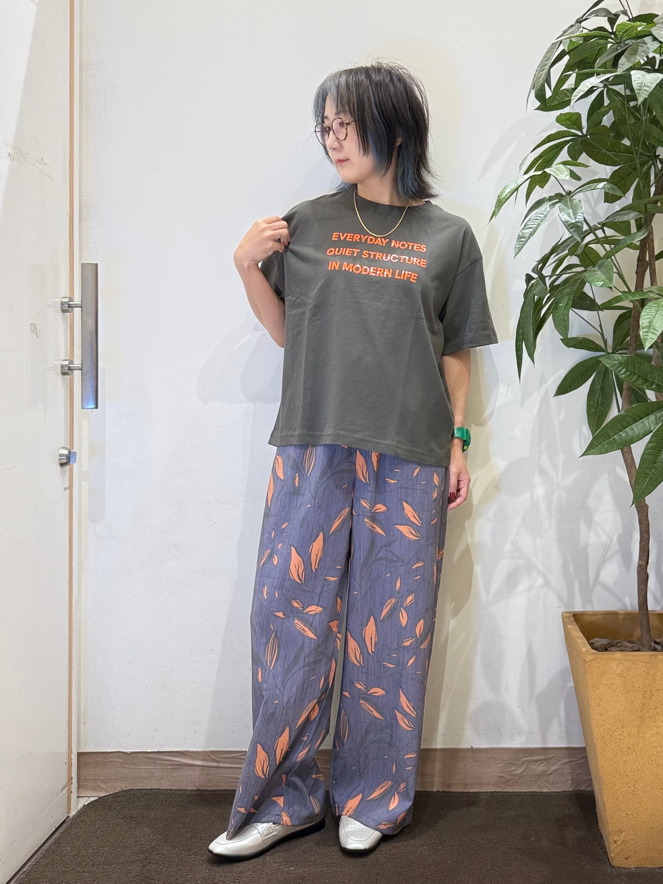misakiさんの「SHOO･LA･RUE｜【S-LL】大人っぽく着られる ジェルロゴプリントTシャツ」を使ったコーディネート