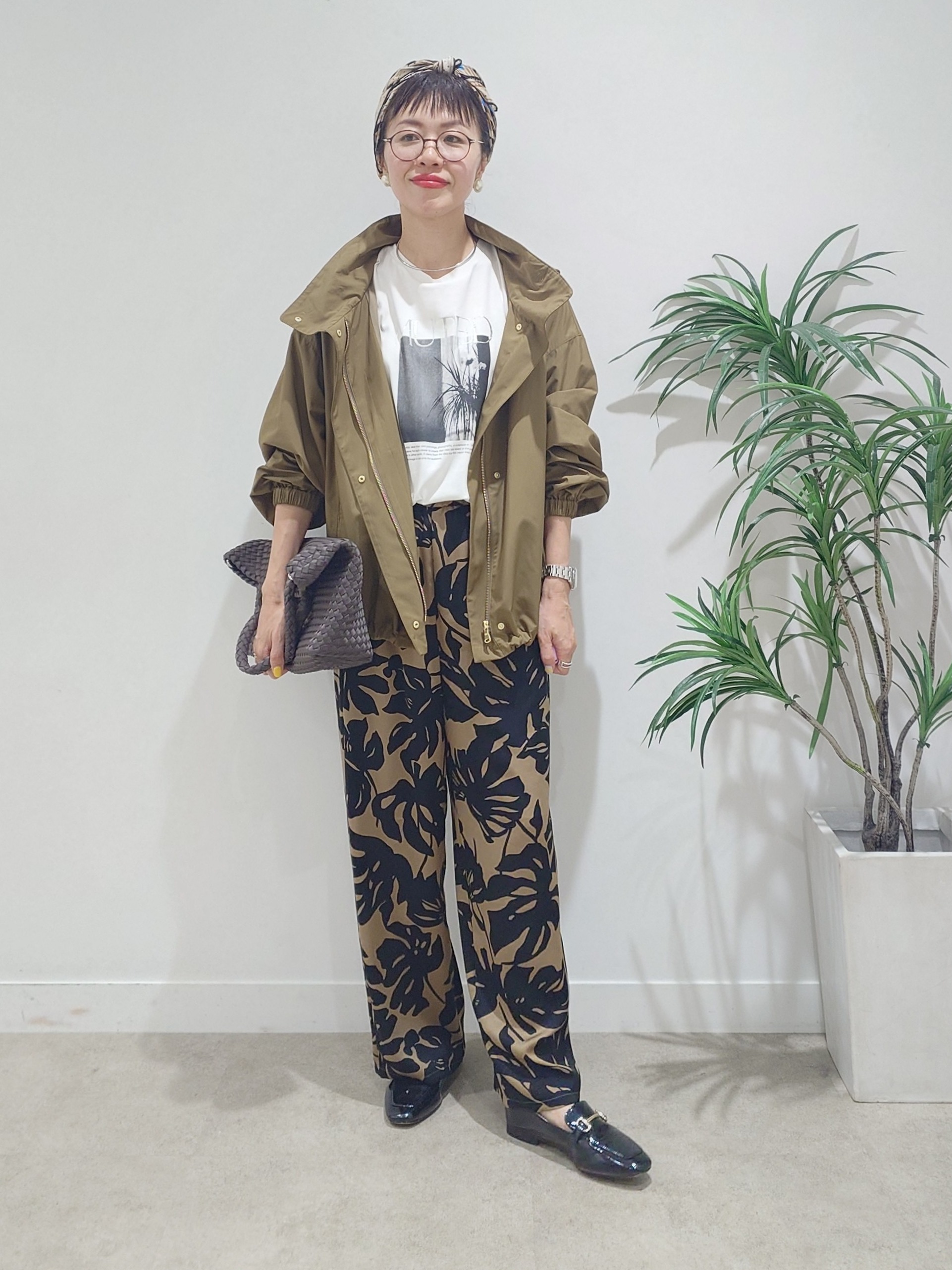 MUTSUKOさんの「UNTITLED｜【ウエストゴム】リーフプリントワイドパンツ」を使ったコーディネート