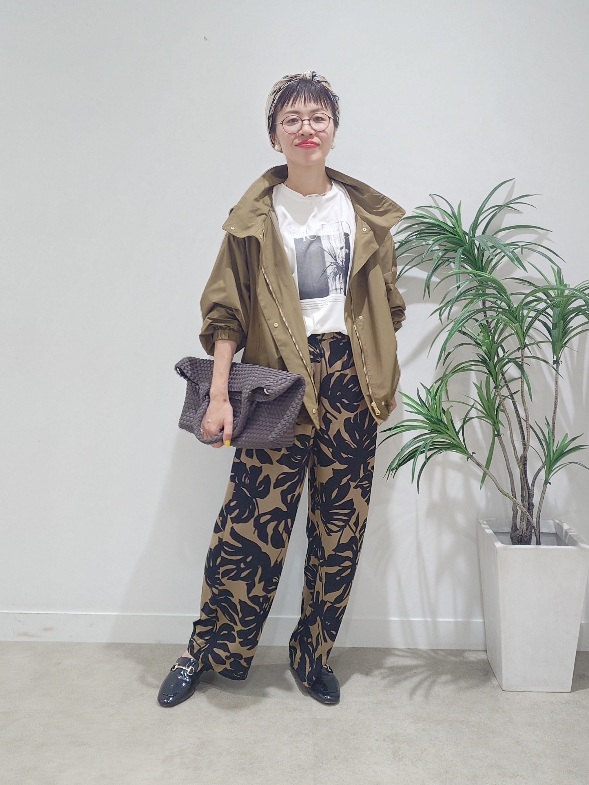 MUTSUKOさんの「UNTITLED｜【ウエストゴム】リーフプリントワイドパンツ」を使ったコーディネート