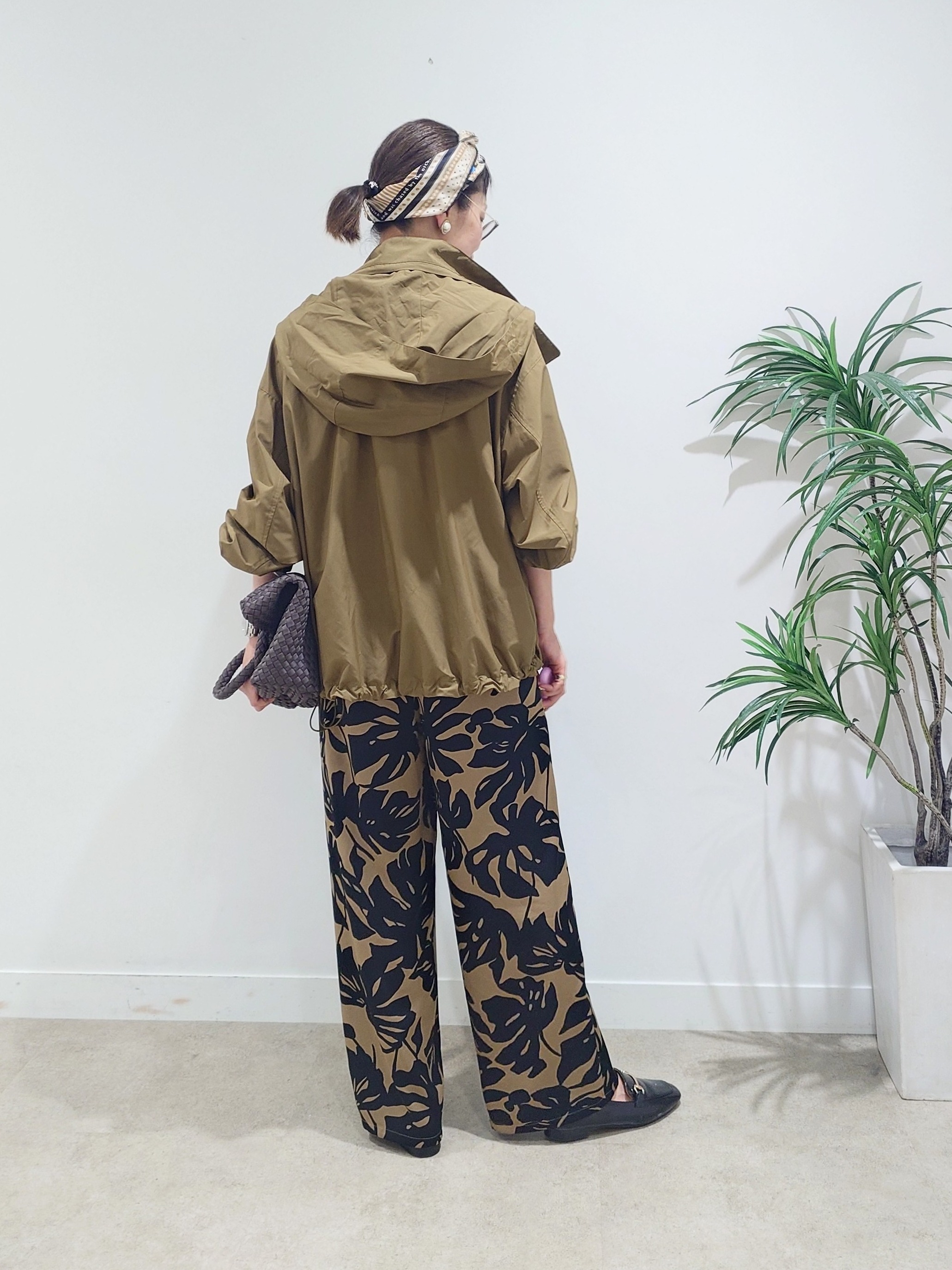 MUTSUKOさんの「UNTITLED｜【ウエストゴム】リーフプリントワイドパンツ」を使ったコーディネート