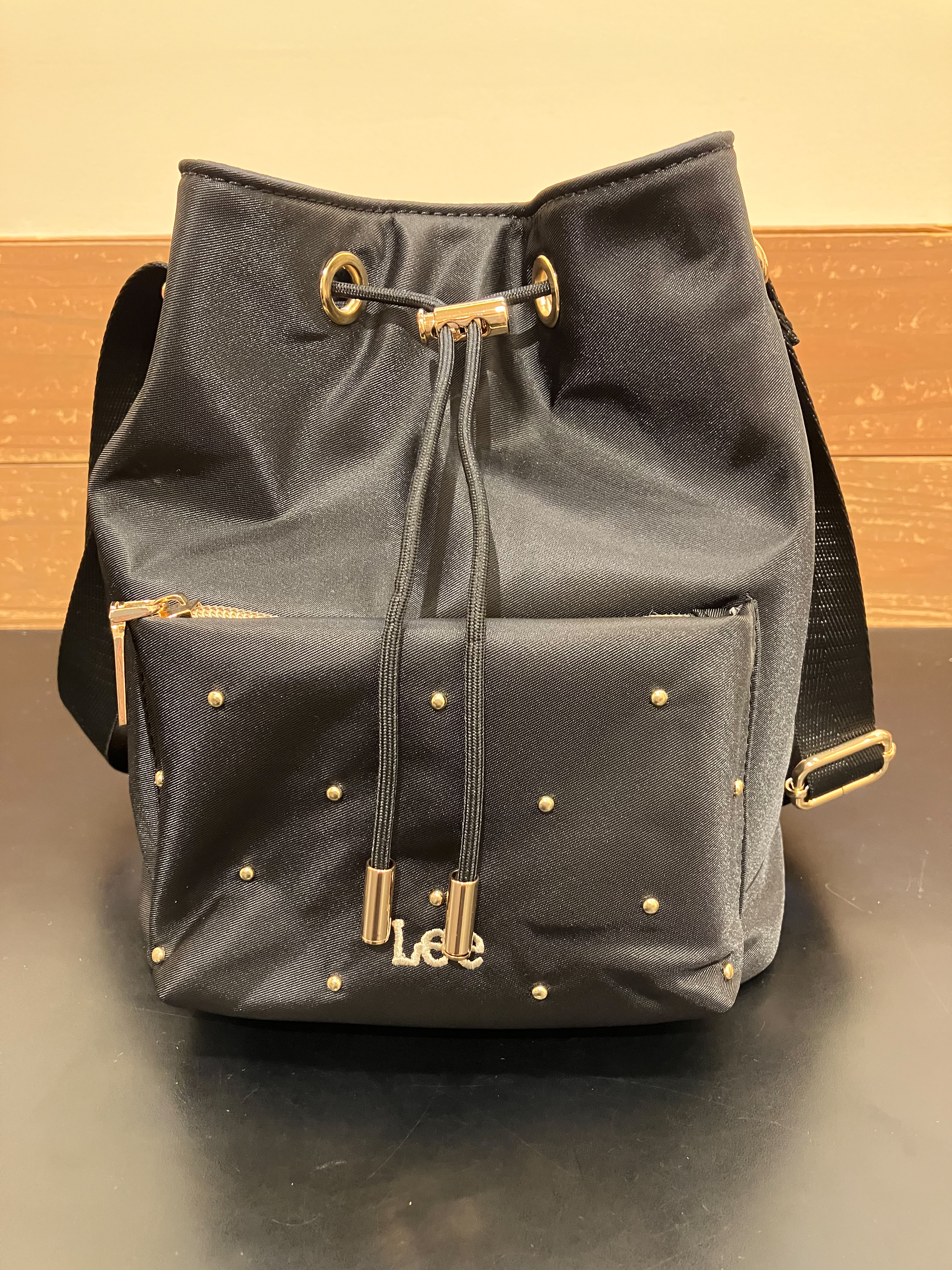 みなこさんの「SHOO･LA･RUE｜【Lee別注／撥水】スタッズ巾着ショルダーバッグ」を使ったコーディネート