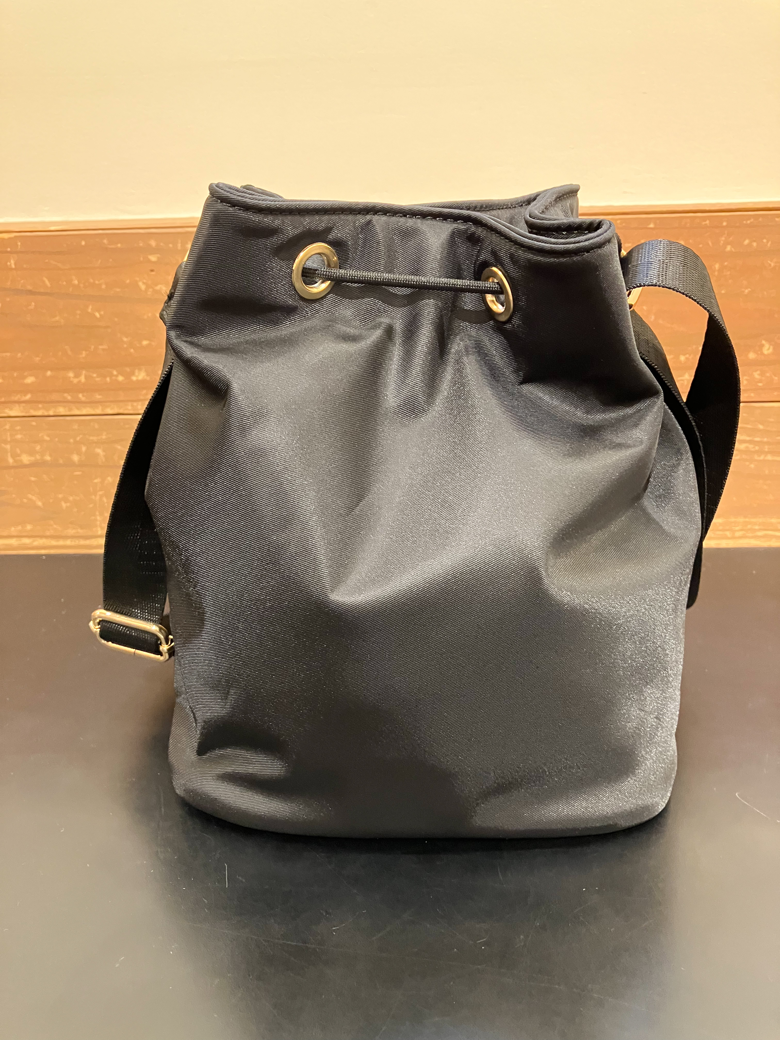 みなこさんの「SHOO･LA･RUE｜【Lee別注／撥水】スタッズ巾着ショルダーバッグ」を使ったコーディネート