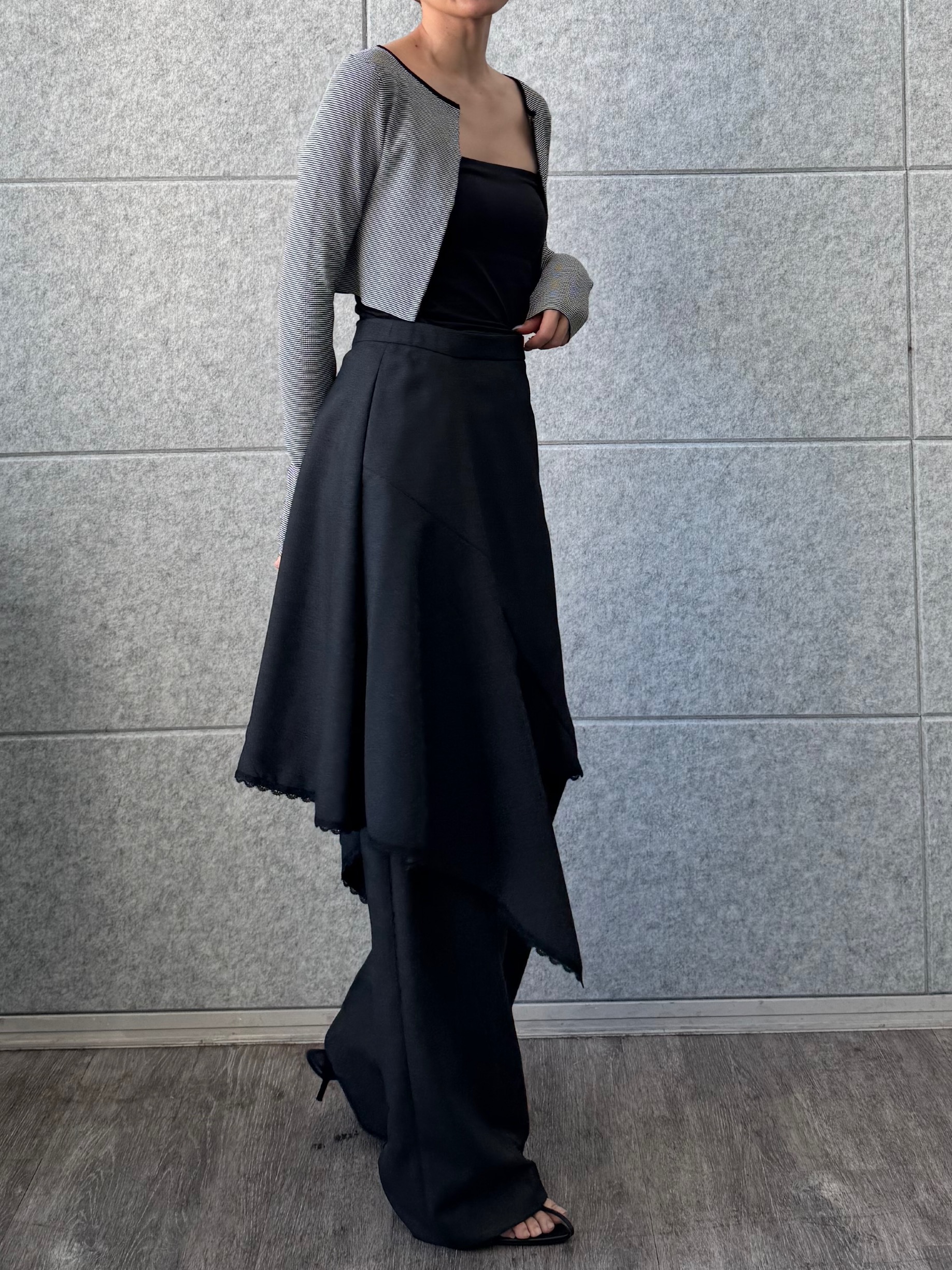 designer yukaさんの「CODE A｜asymmetric lace hem skirt」を使ったコーディネート