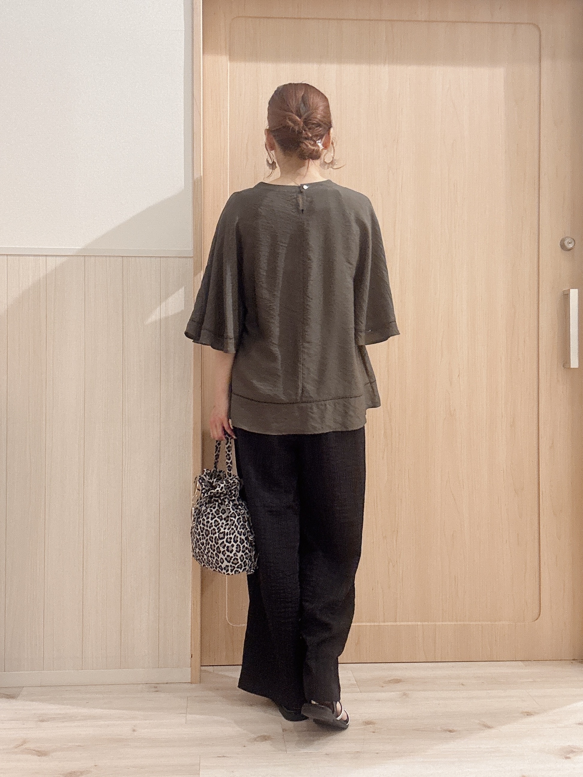 モカさんの「SHOO･LA･RUE｜【ひんやり/S-LL/体型カバー】はしごレースが涼し気な スラブポンチョ風ブラウス」を使ったコーディネート