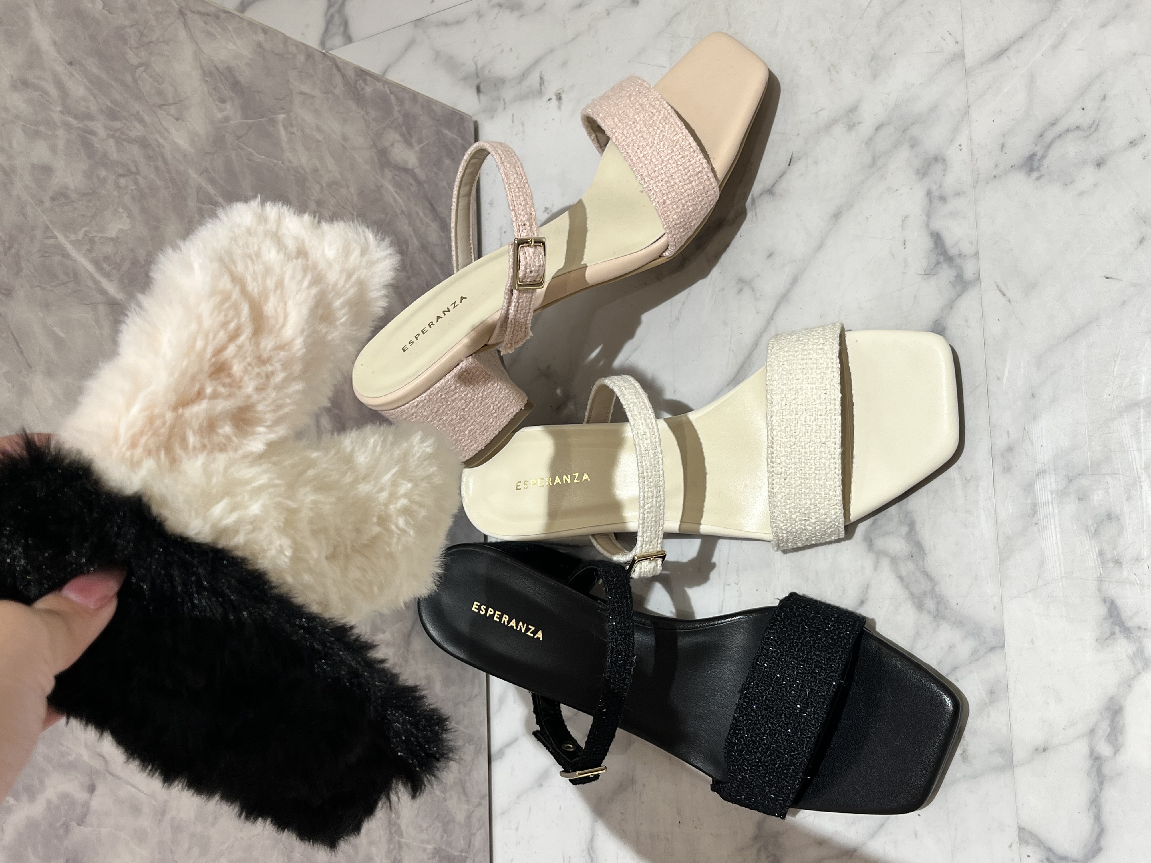 このかさんの「ESPERANZA｜【Fur Collection】フェイクファー付き2WAYミュールサンダル」を使ったコーディネート