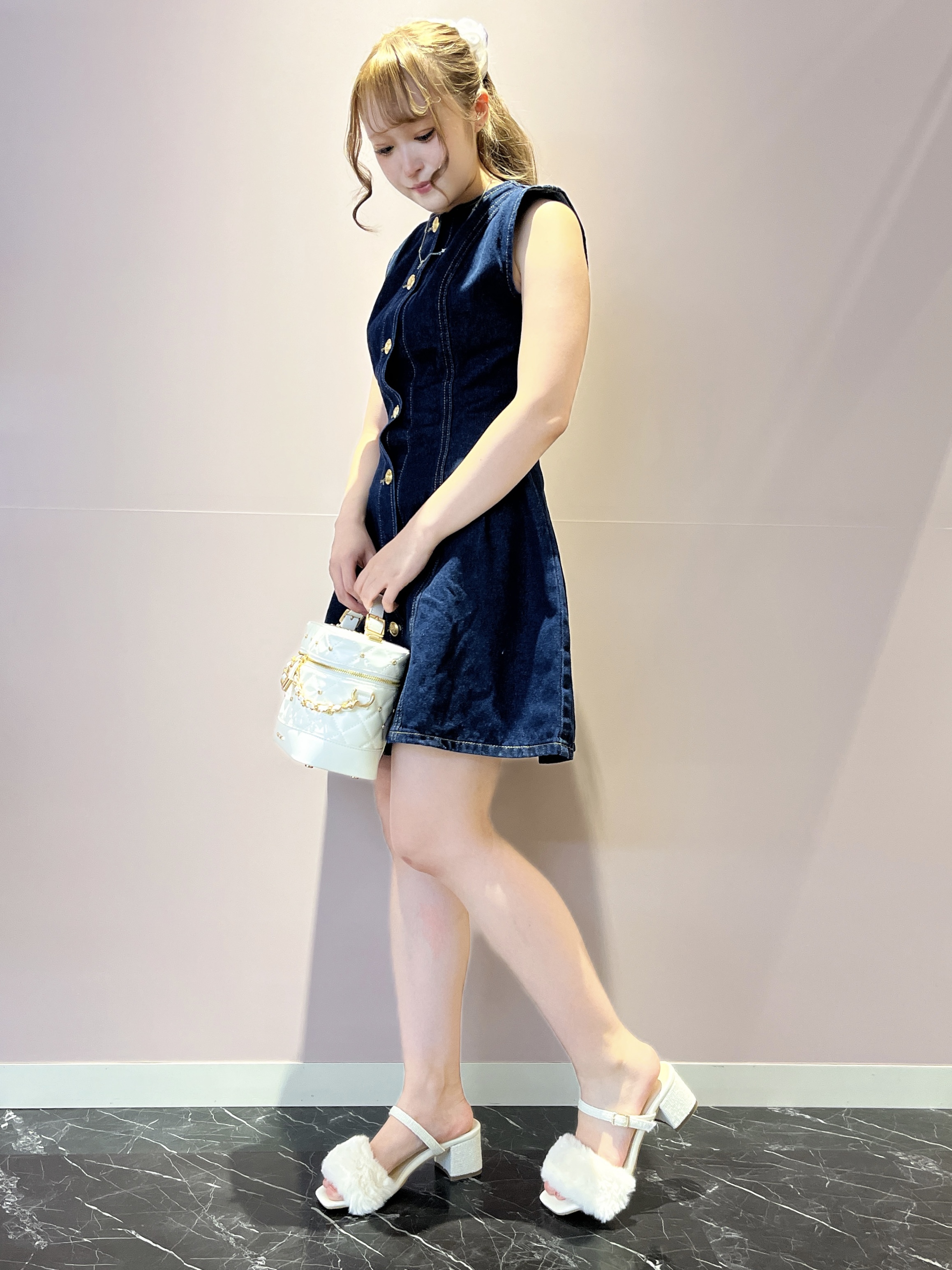このかさんの「ESPERANZA｜【Fur Collection】フェイクファー付き2WAYミュールサンダル」を使ったコーディネート