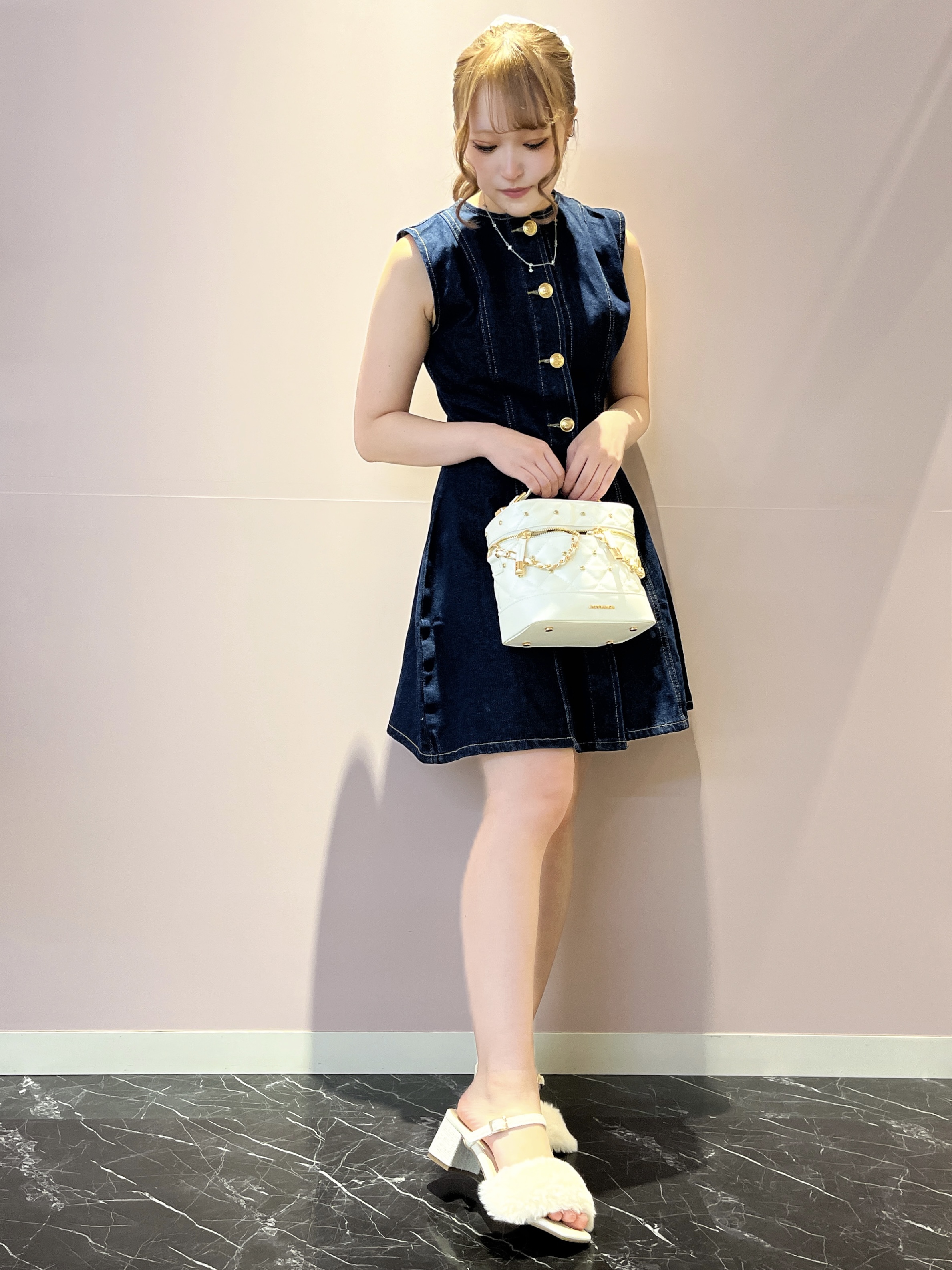 このかさんの「ESPERANZA｜【Fur Collection】フェイクファー付き2WAYミュールサンダル」を使ったコーディネート