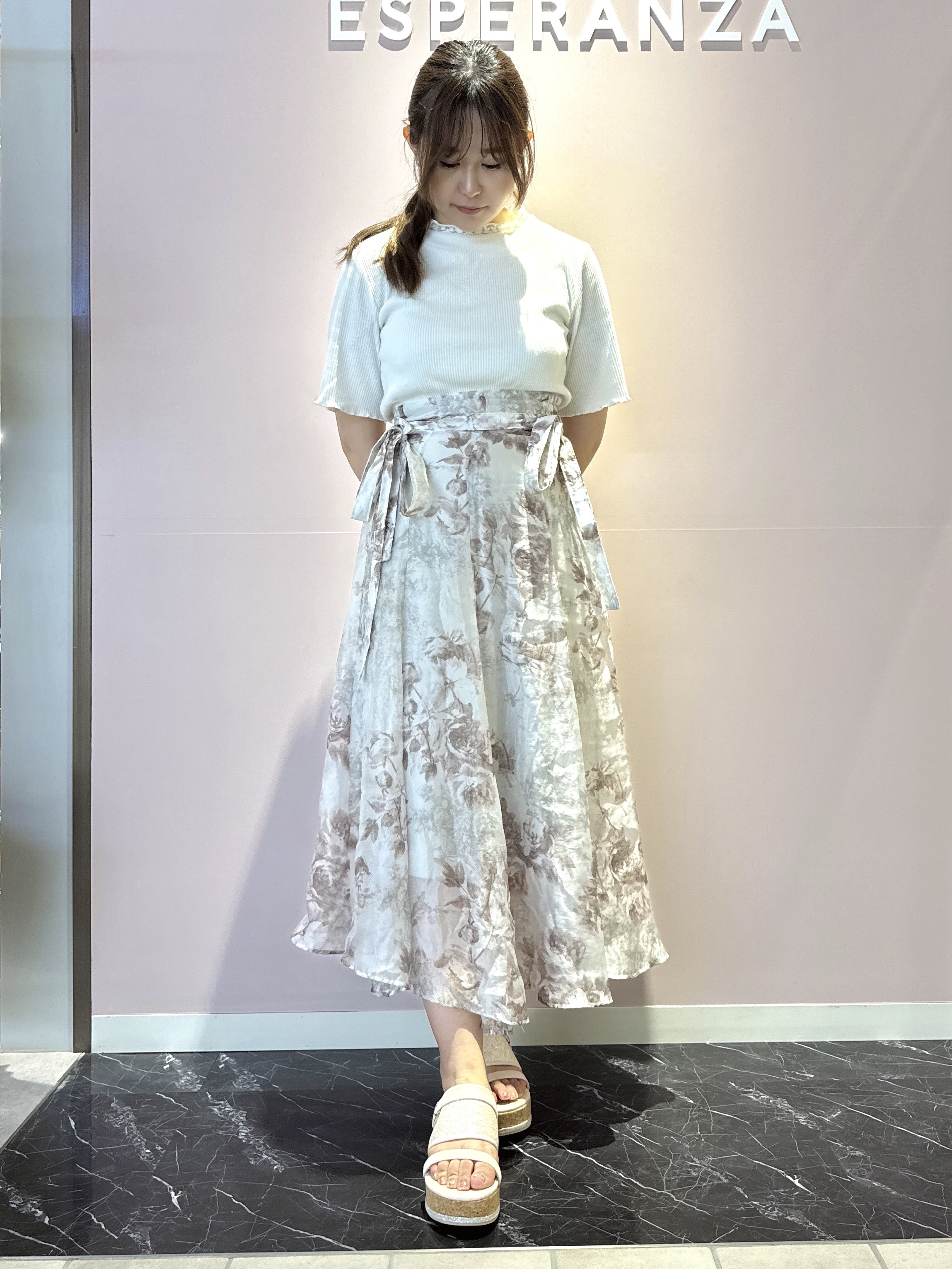 neinaさんの「ESPERANZA｜シャイニースライドコルクサンダル」を使ったコーディネート