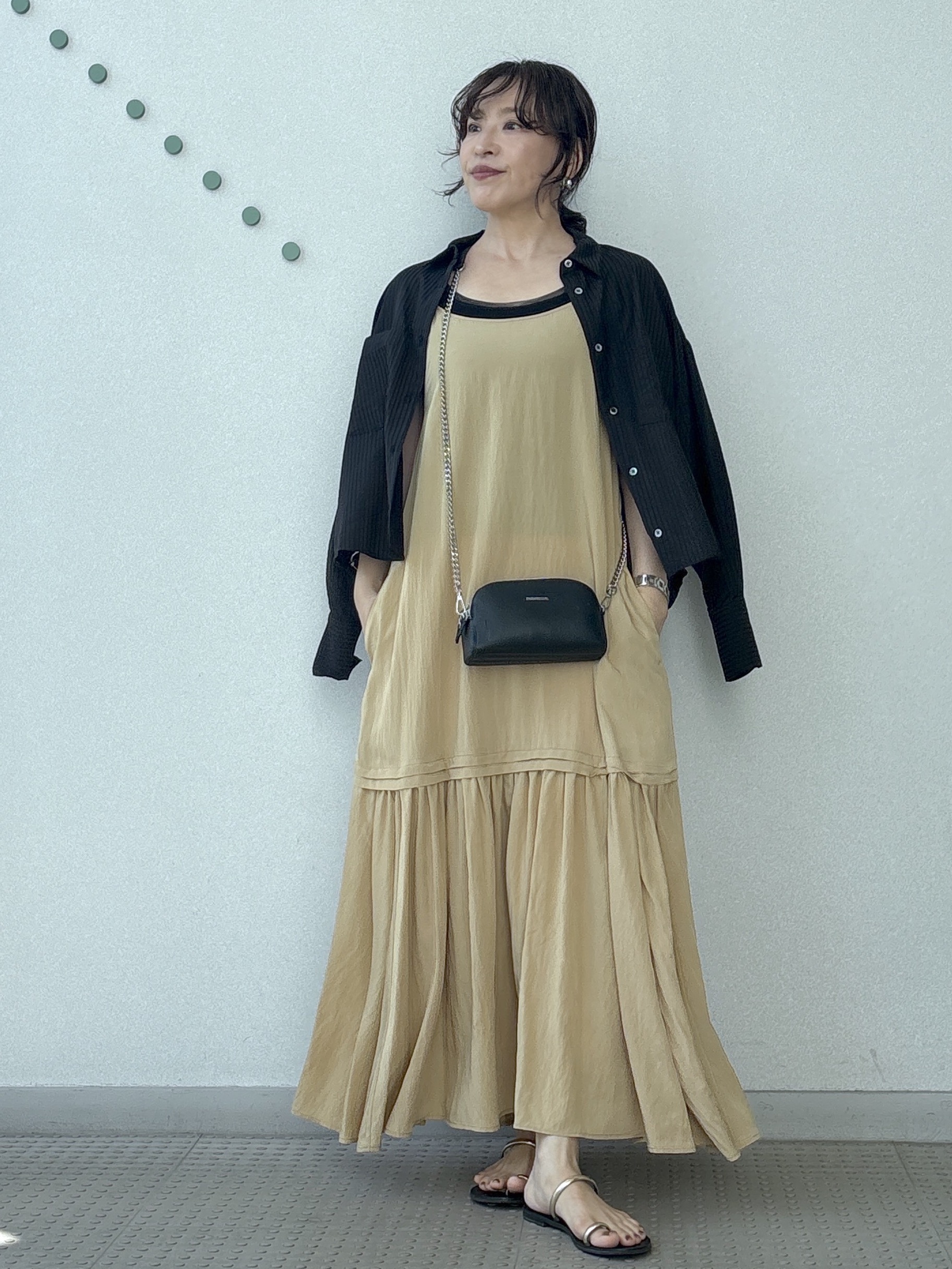 kawamuraさんの「DRESSTERIOR｜シアーストライプクロップドシャツ」を使ったコーディネート