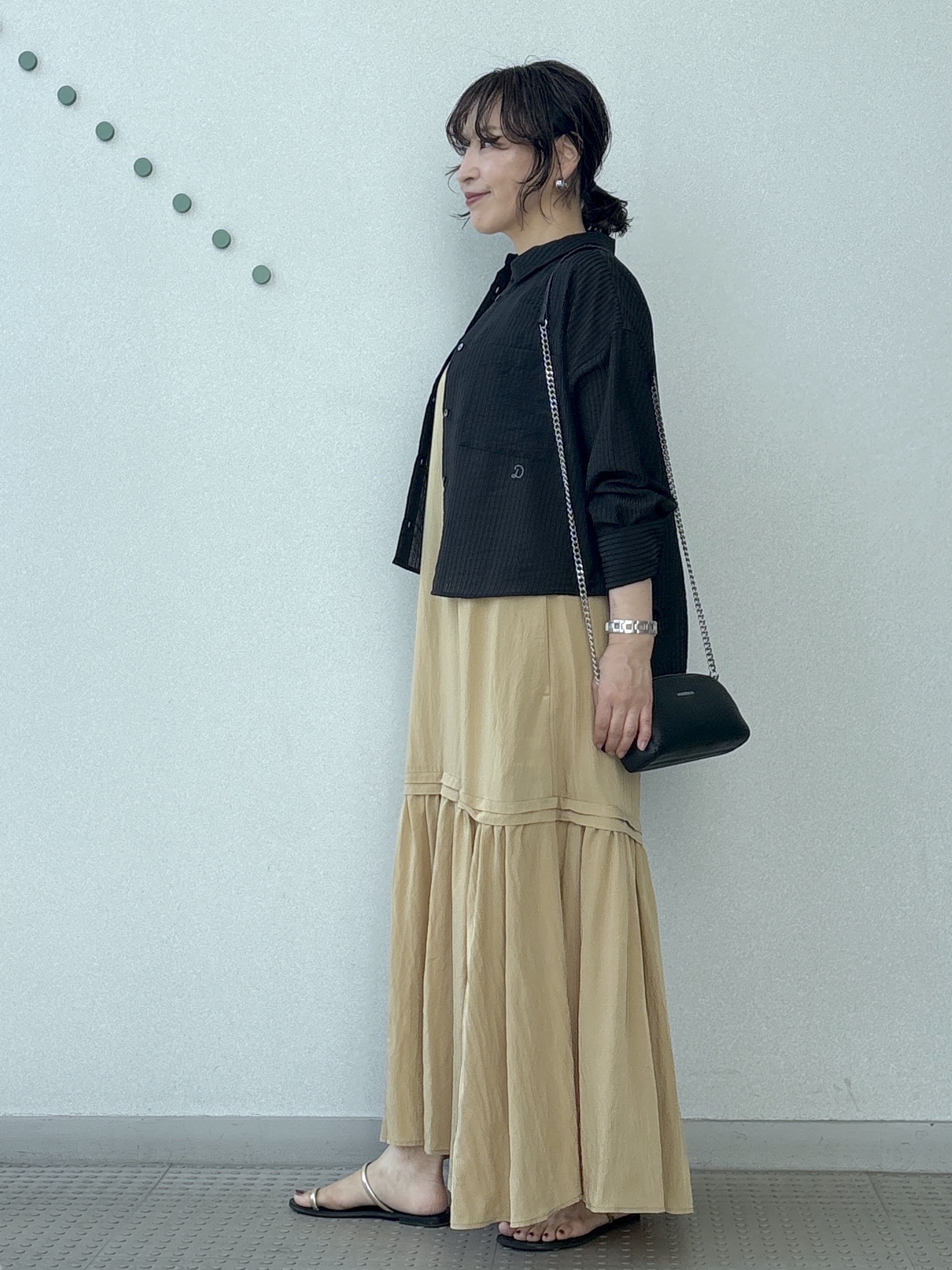 kawamuraさんの「DRESSTERIOR｜シアーストライプクロップドシャツ」を使ったコーディネート