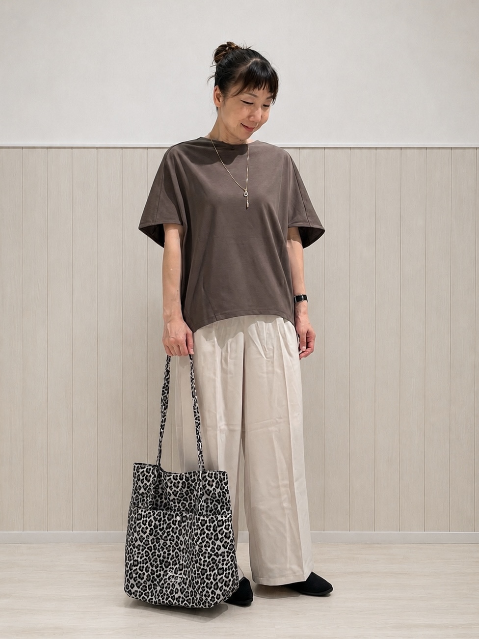 まつみさんの「SHOO･LA･RUE｜【ひんやり/体型カバー】インせず着られる 上品見えのドルマントップス」を使ったコーディネート