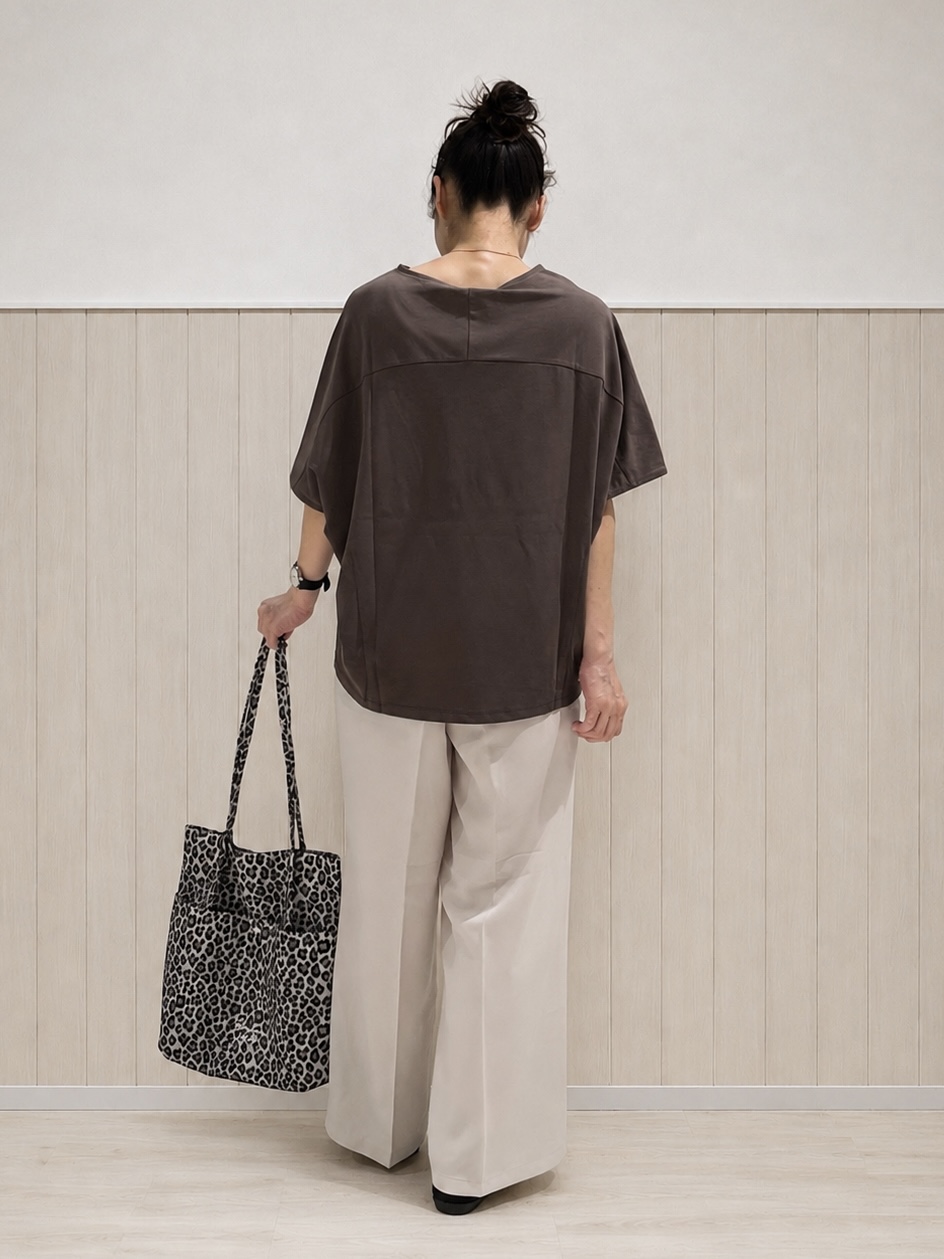 まつみさんの「SHOO･LA･RUE｜【ひんやり/体型カバー】インせず着られる 上品見えのドルマントップス」を使ったコーディネート