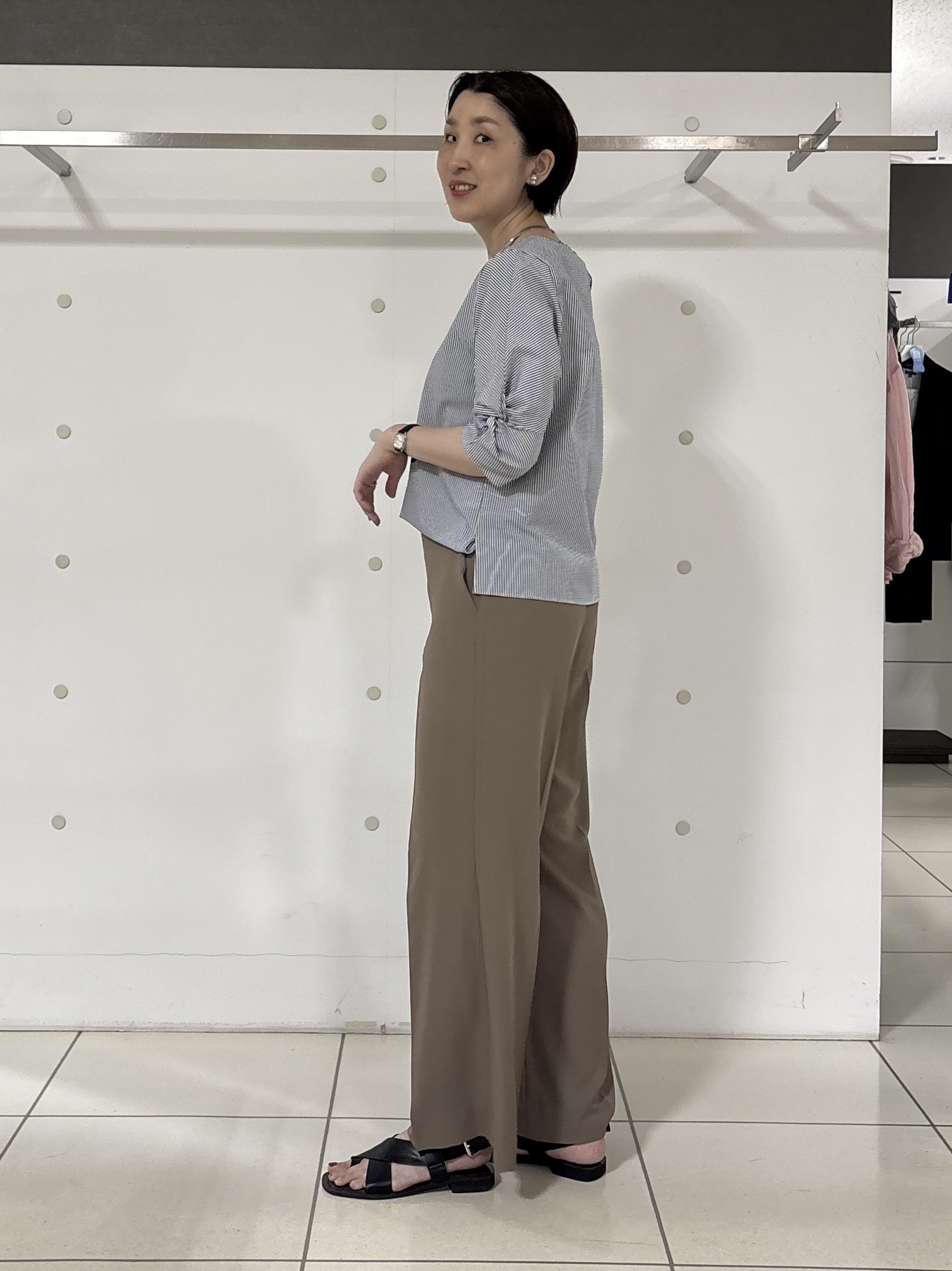 yuriさんの「INDIVI｜【接触冷感/UVケア/着る日傘】ワイドストレートパンツ」を使ったコーディネート