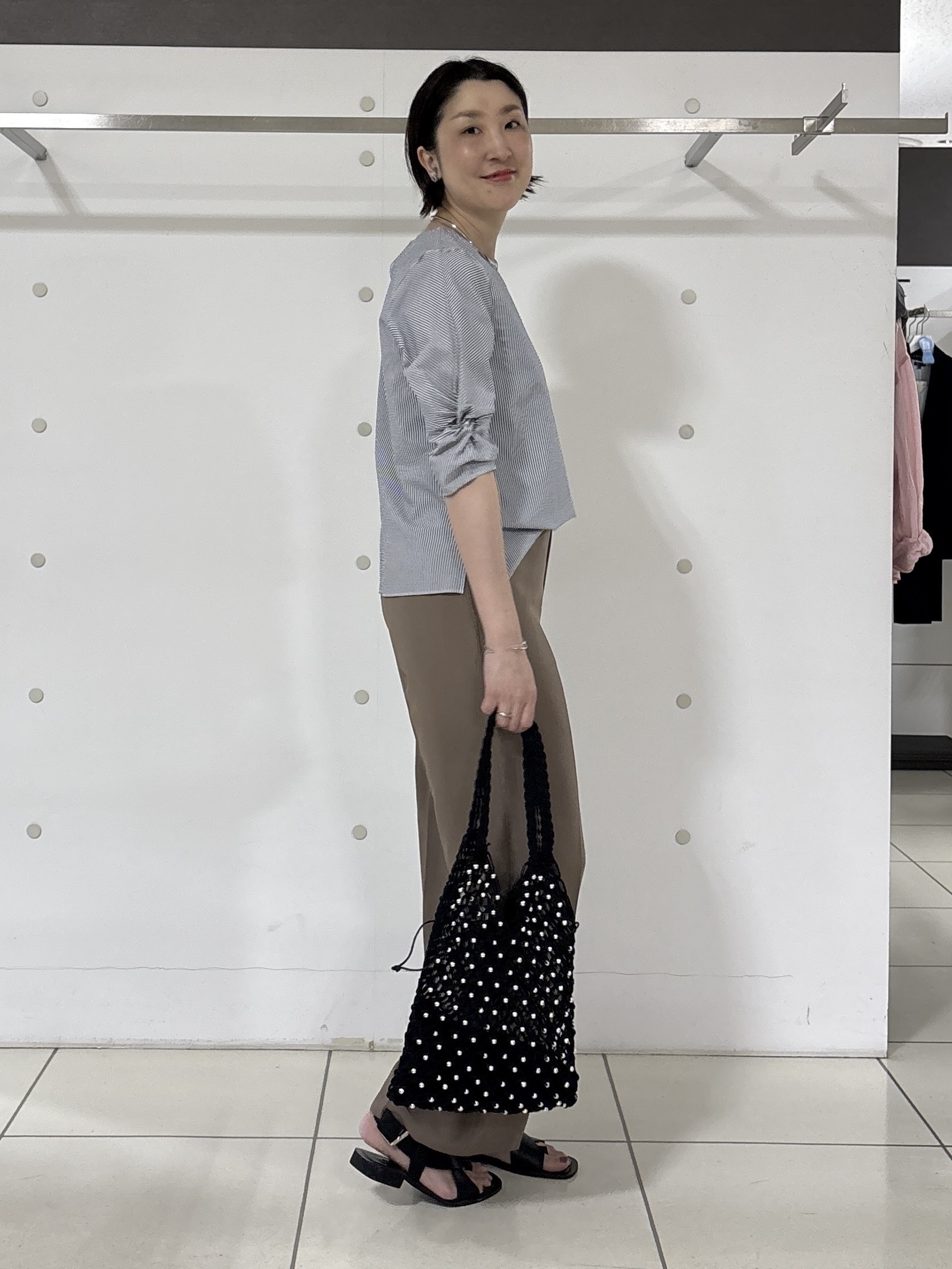 yuriさんの「INDIVI｜【接触冷感/UVケア/着る日傘】ワイドストレートパンツ」を使ったコーディネート