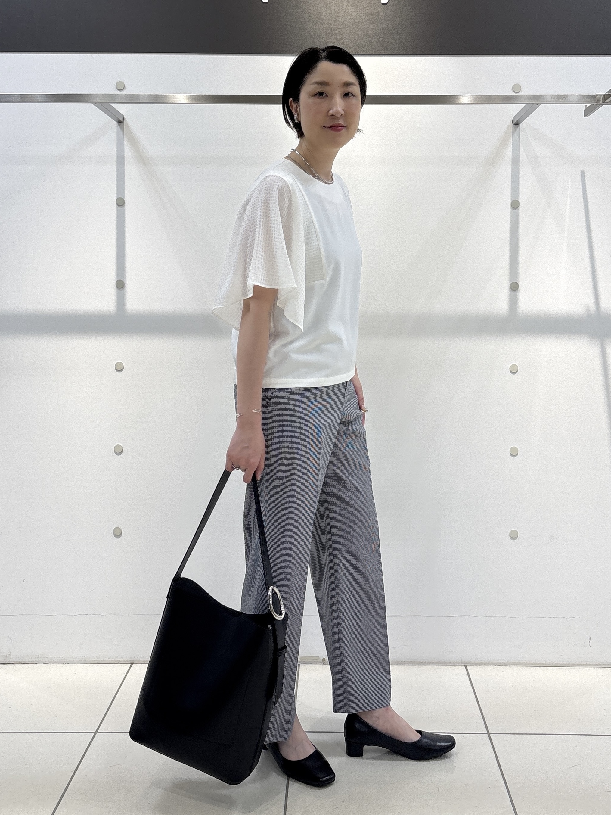 yuriさんの「INDIVI｜【洗える／UVケア／SETUP可能】サッカー素材ストレートパンツ」を使ったコーディネート