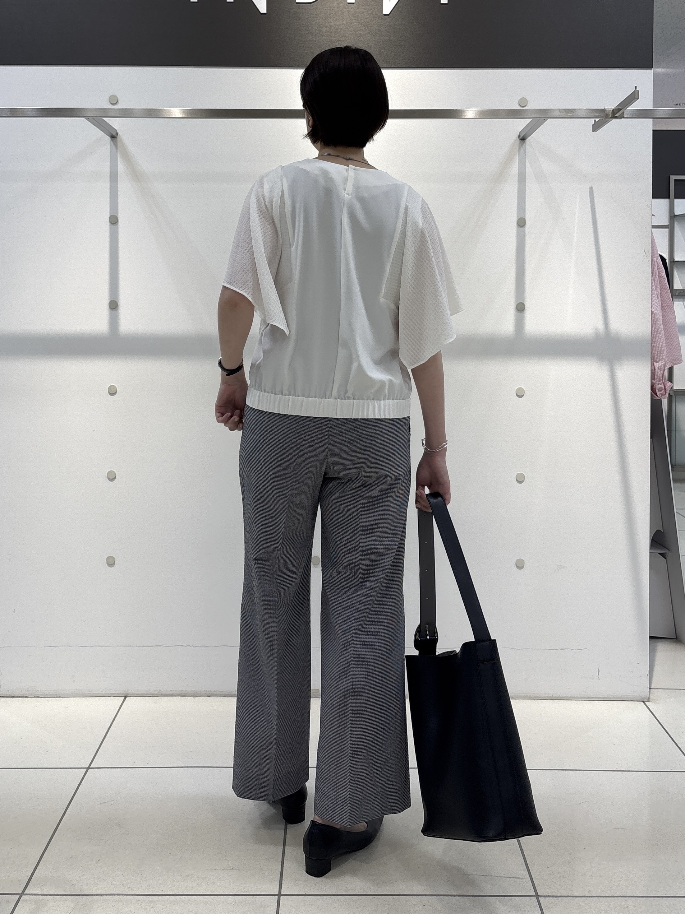 yuriさんの「INDIVI｜【洗える／UVケア／SETUP可能】サッカー素材ストレートパンツ」を使ったコーディネート