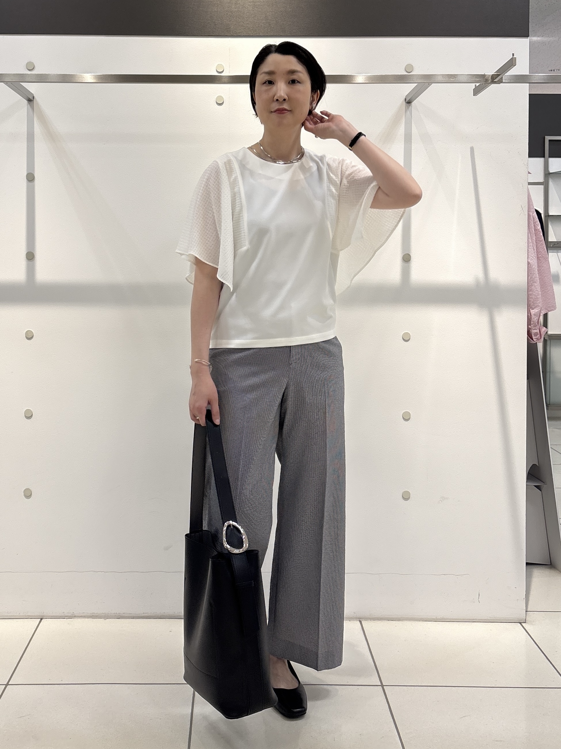 yuriさんの「INDIVI｜【洗える／UVケア／SETUP可能】サッカー素材ストレートパンツ」を使ったコーディネート